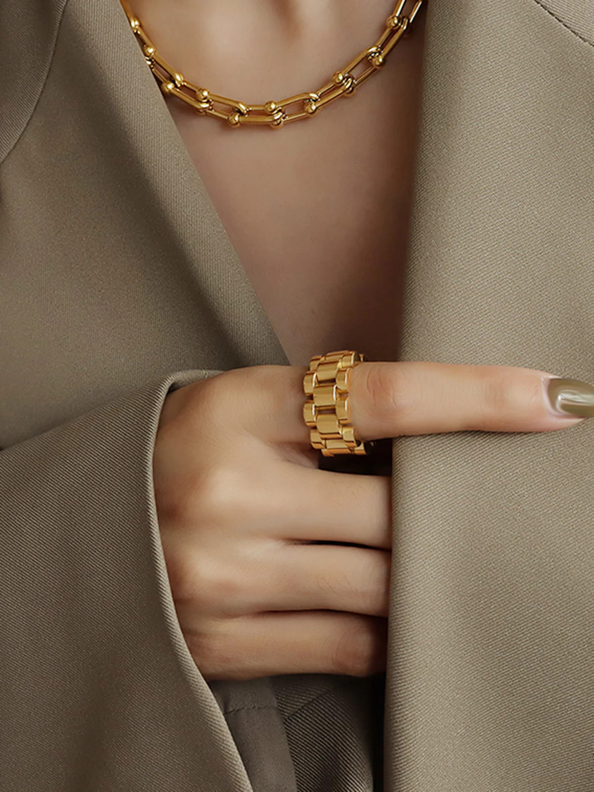 Secret Holds Ring | Commense