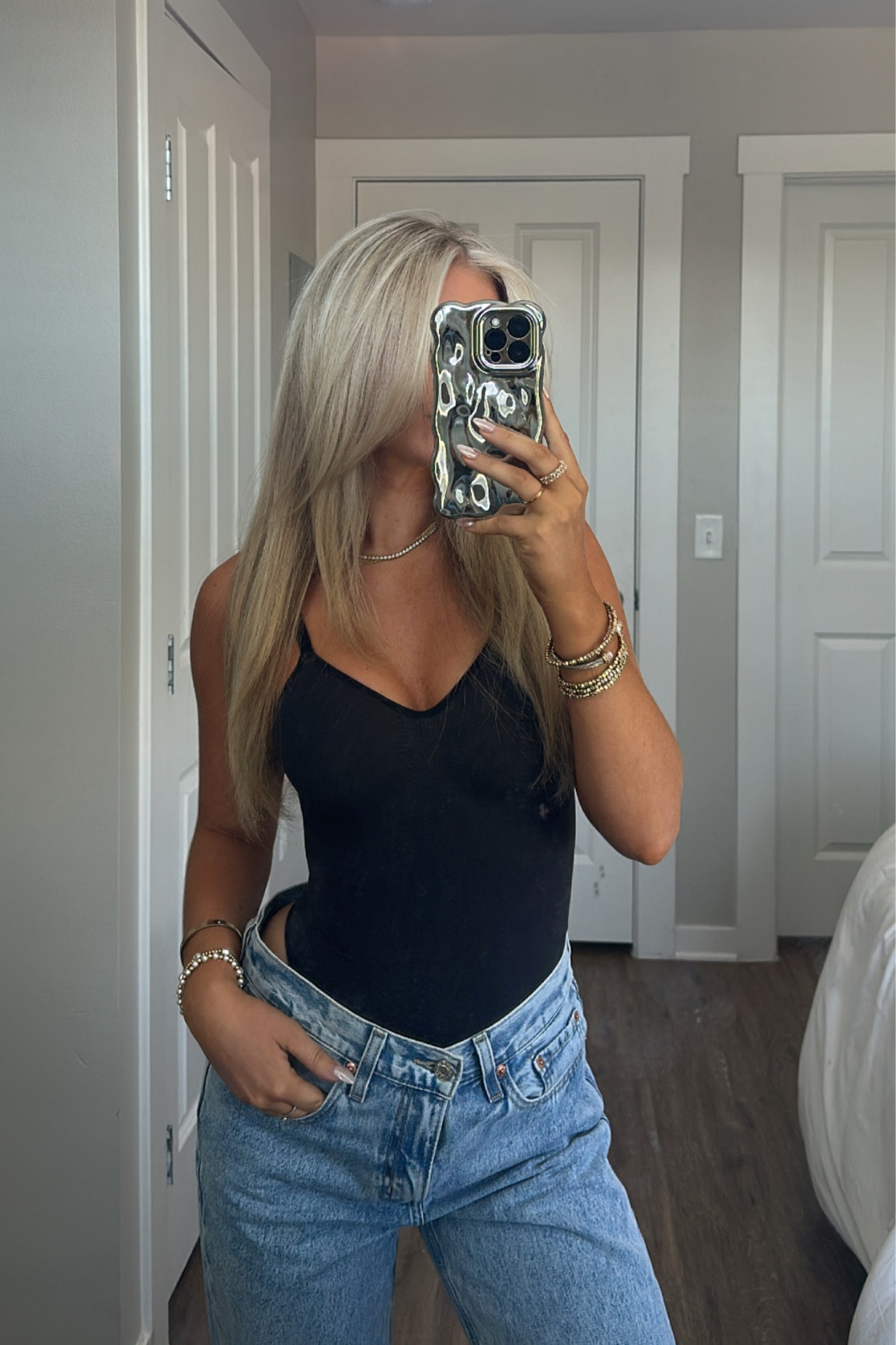 The best optical illusion pairing ever- skims bodysuit and Levi low pro jeans (Charlie glow up)  🤝🏼 I sized up for the jeans for a baggier fit and use the Amazon push pin buttons to adjust if needed! 