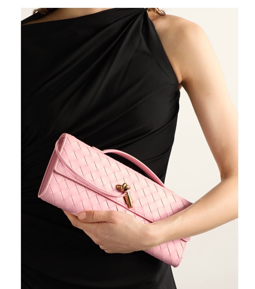 BOTTEGA VENETA
Andiamo long Intrecciato leather clutch

Bottega Veneta's 'Andiamo' clutch highlights the house's distinctive leather craftsmanship and attention to detail. It's woven using the brand's signature intrecciato technique and has a unique knot toggle fastening made from polished gold-tone metal

#LTKSeasonal #LTKTravel #LTKWorkwear