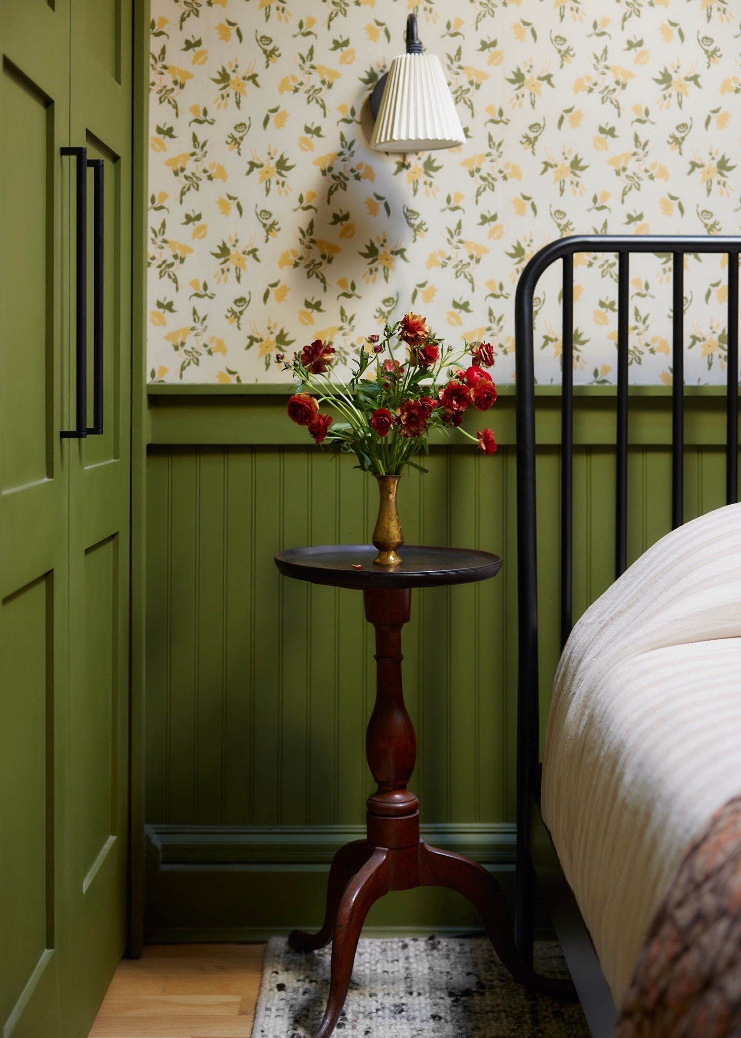 It’s all in the details 🥰 one of our favorite corners of our home, from the guest room!! How cute is this wallpaper??