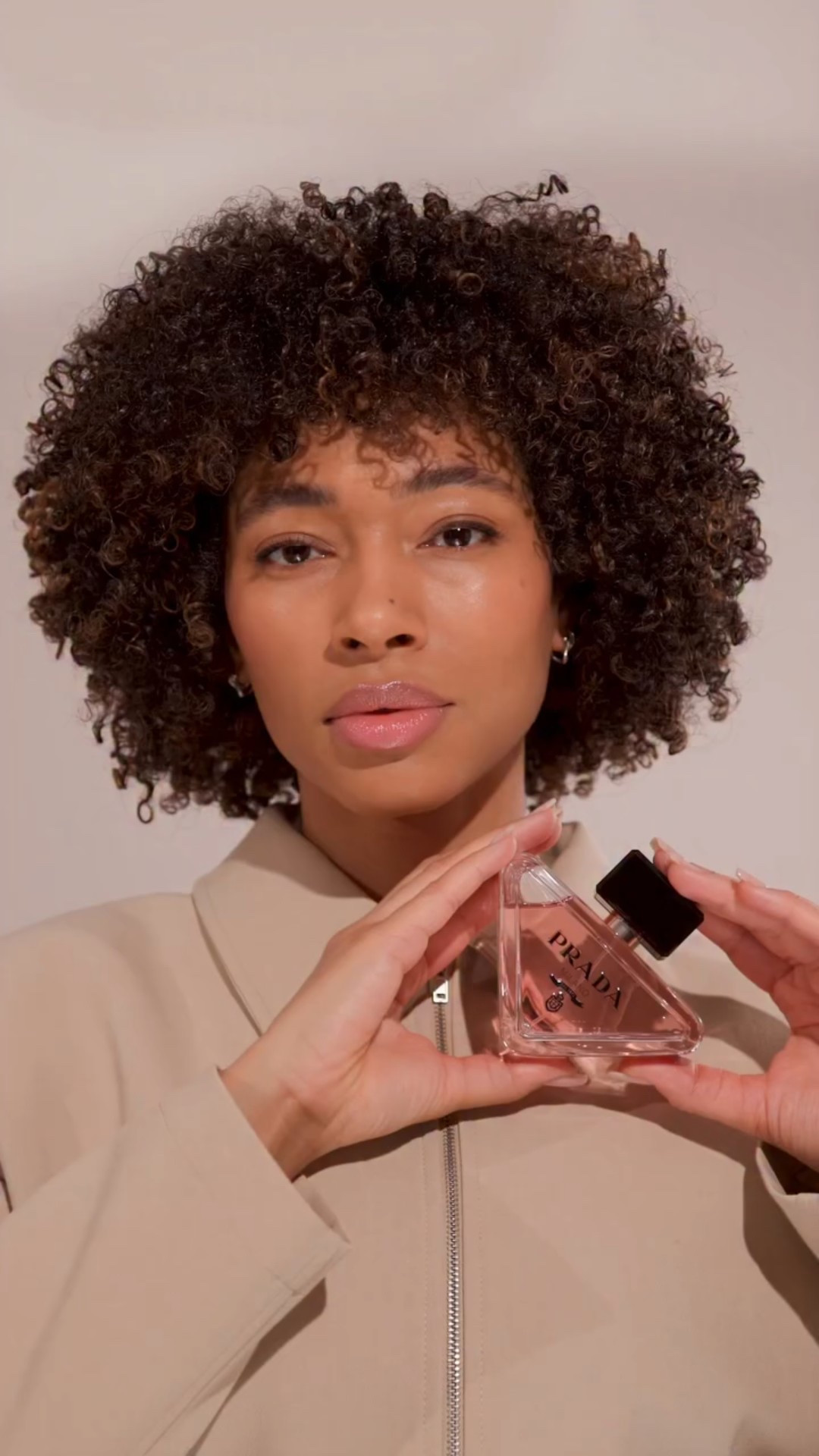 AD @pradabeauty Paradoxe 
A timeless scent to gift this Mother’s Day 💕

Wearing Pradalines Eye Pencil in Wood, Pradascope Mascara and the Banana and Astral Balm

#fragrance #pradaparadoxe #makeup