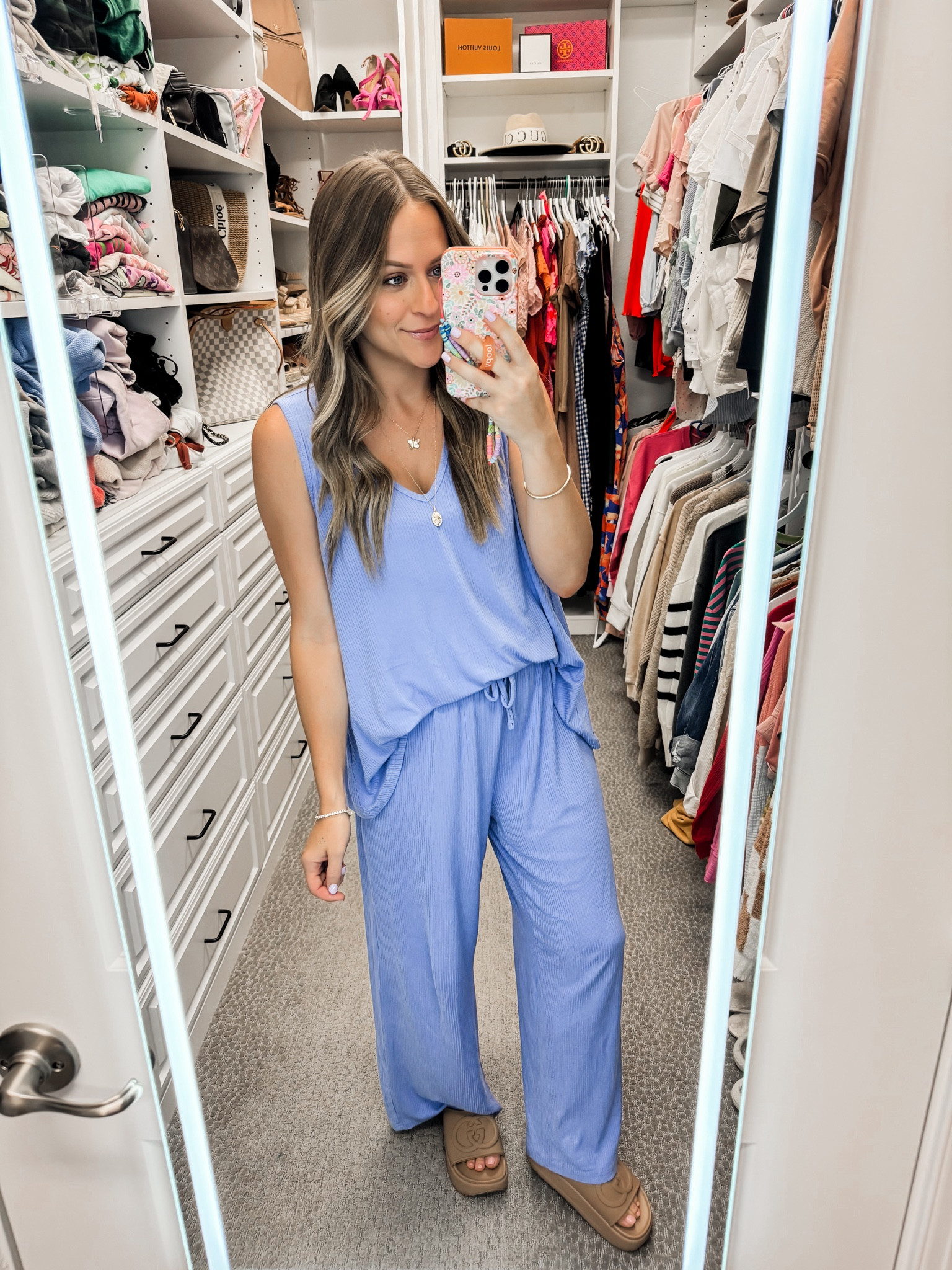 The best lounge set! Wearing size medium for a more oversized fit other colors available 

#LTKBump #LTKStyleTip