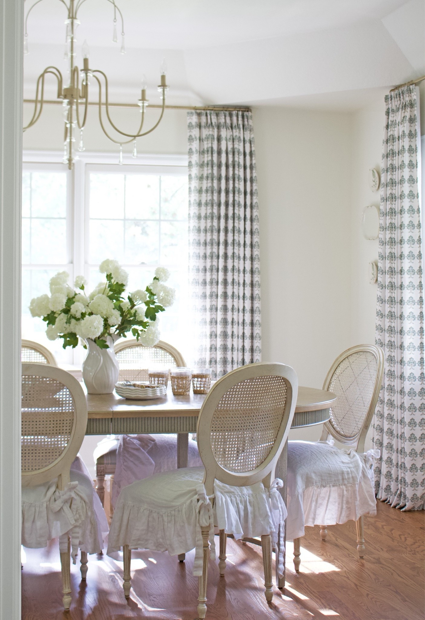 My dining room got a fun little makeover, thanks to my friends @TWOPAGES  and their new Wildwood Loom collaboration with Brexton Cole, designed by Valerie Darden! I don’t usually do patterns but thought it would be fun to mix it up with the Linnea pattern and love its warm, earthen texture and subtle sage detail! Check out more of their beautiful patterns on today’s post!

Use code BREXTON for 25% OFF!

#twopageshome #TheWildwoodLoam #TWOPAGESxBrextonCole