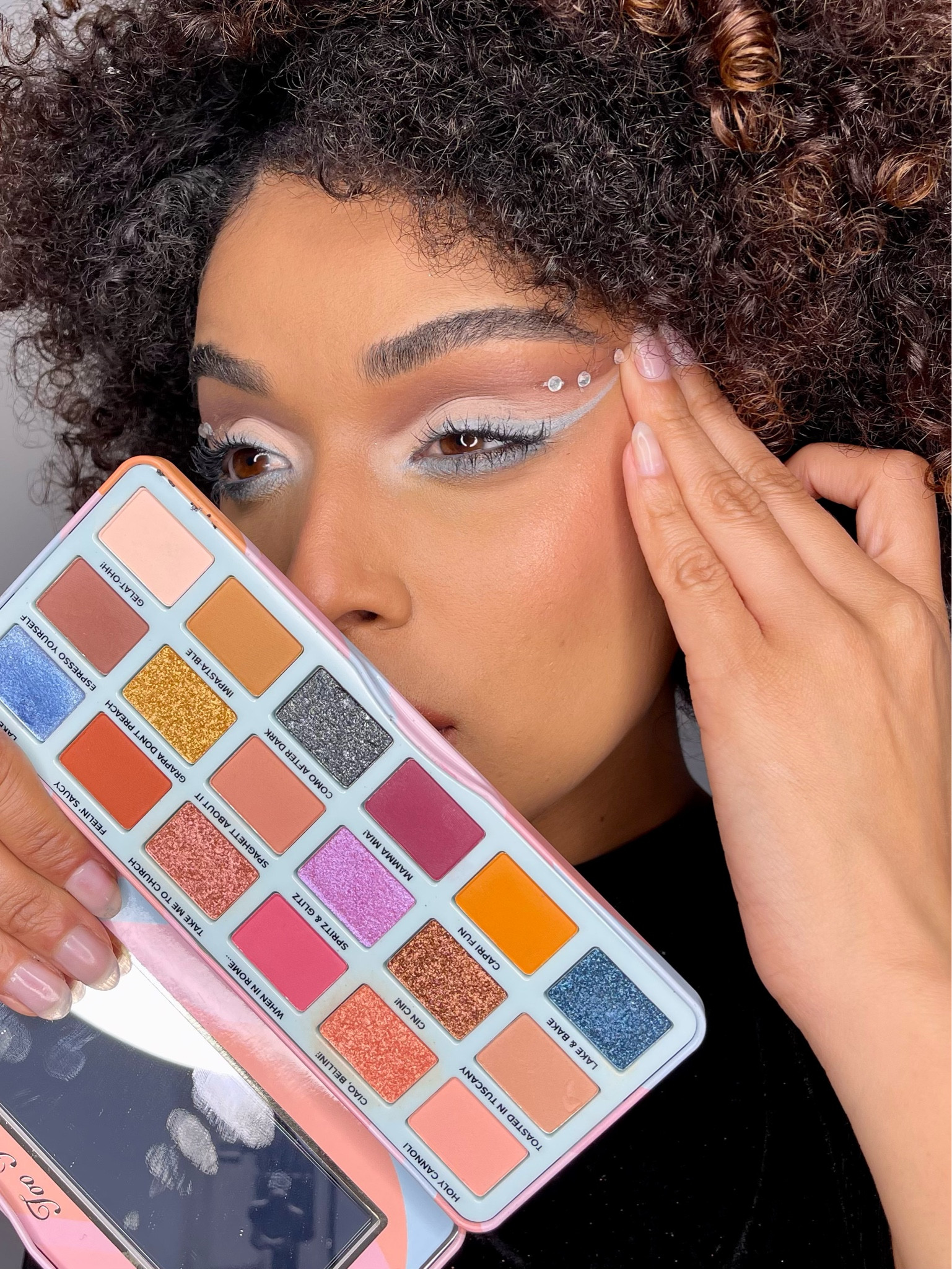 Paleta de Sombras Italian Spritz
Com acabamentos Matte, Metálicos & Cintilantes

Nova versão, com novas cores, do modelo clássico de Paleta Too Faced com embalagem metálica e 18 cores vibrantes de alta pigmentação e acabamentos diversos. A Paleta Italian Spritz é inspirada na diversão cintilante e no toque doce que você saboreia em um coquetel refrescante de verão. CHEERS!

#LTKbrasil #LTKbeauty