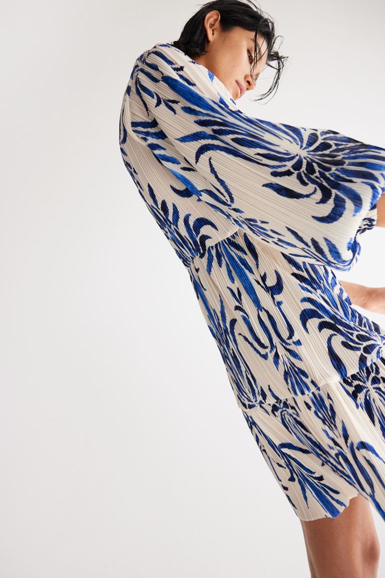 Plissé Dress - V-neck - Long sleeve - Cream/blue patterned - Ladies | H&M US | H&M (US + CA)