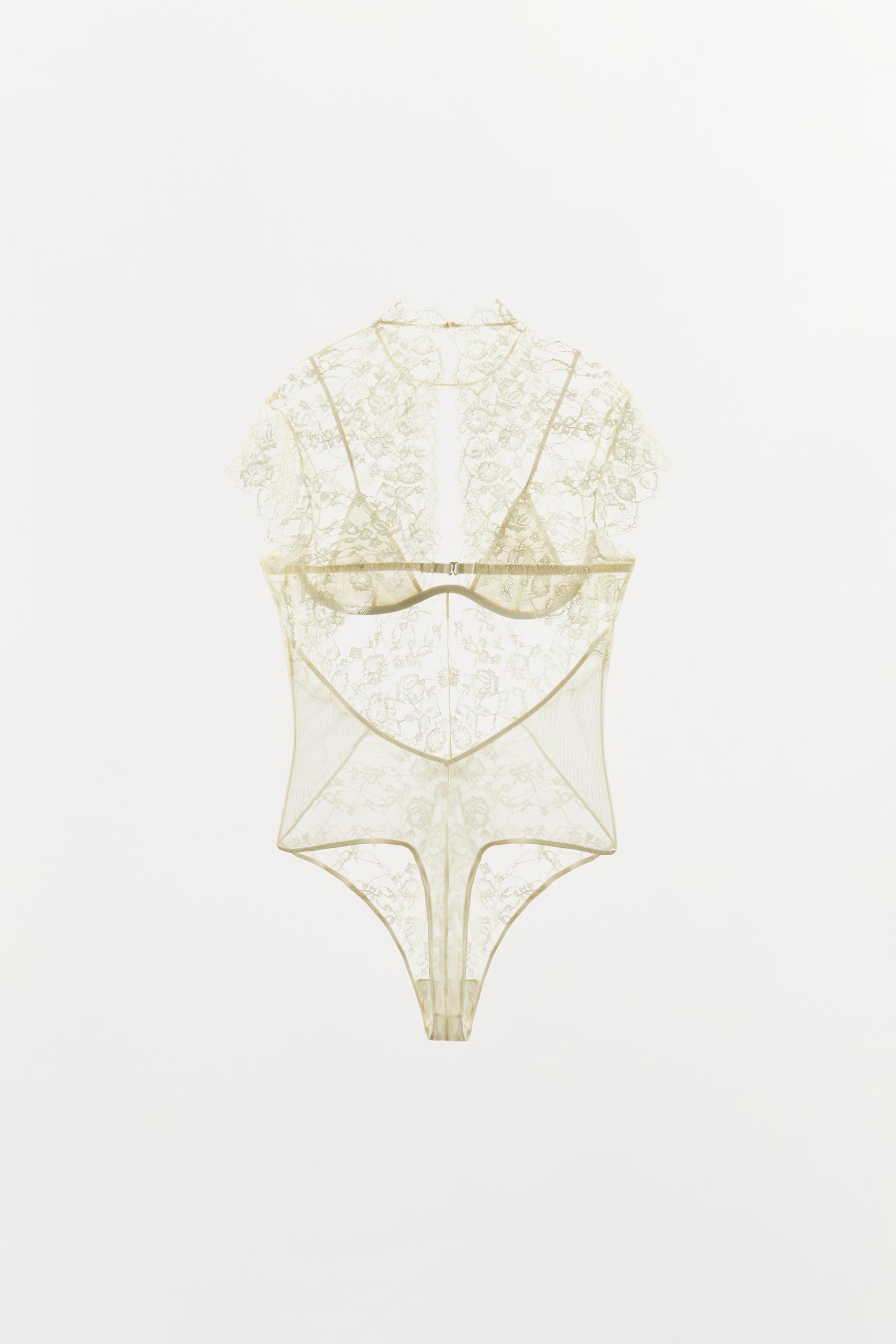 Gr\u00f6\u00dfe des Models: 179 cmBody mit B\u00fcgeln aus halbtransparentem Stoff. Stehkragen mi... | Zara DE