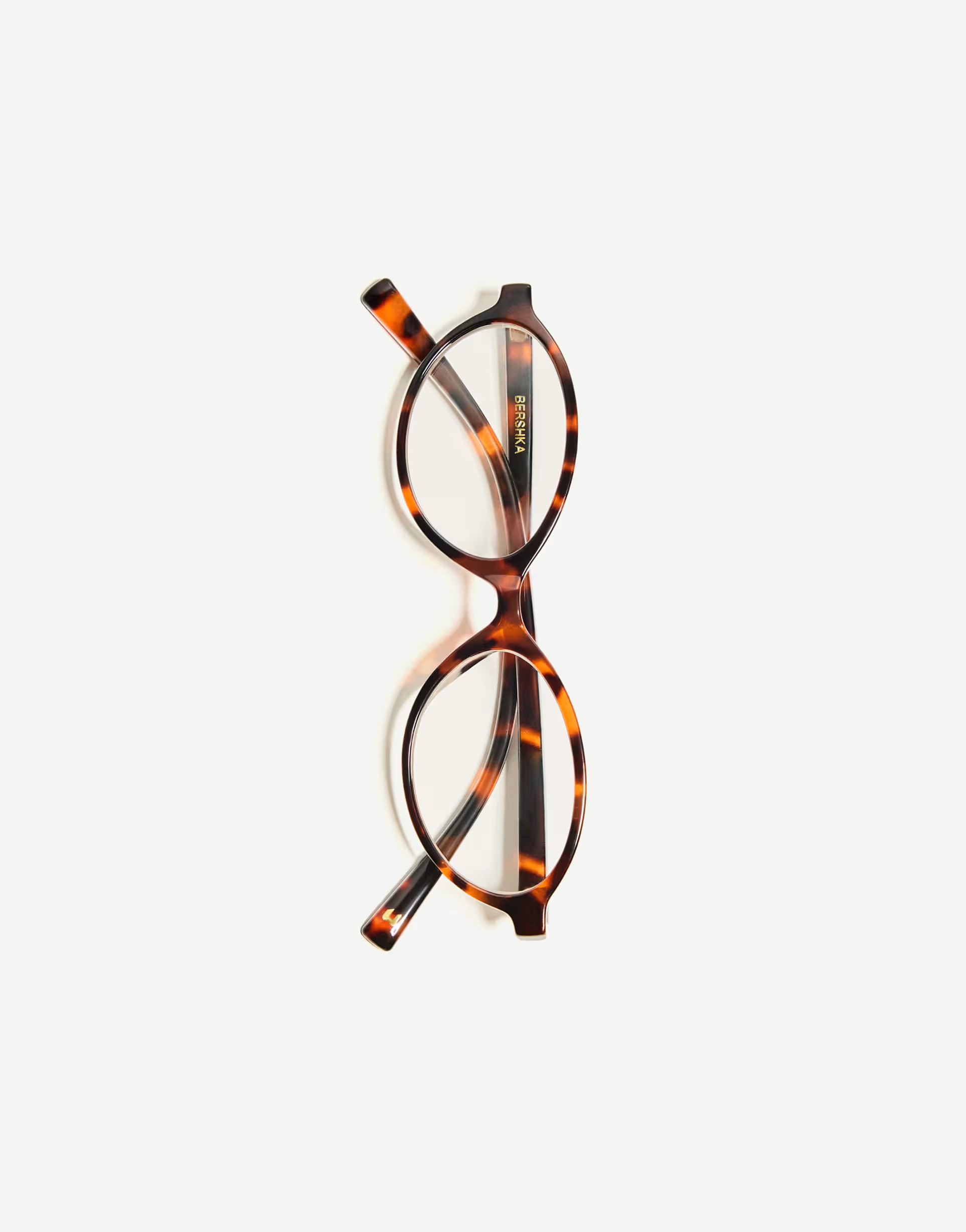 Bershka – Ovale Sonnenbrille aus Kunstharz in Braun | ASOS (Global)