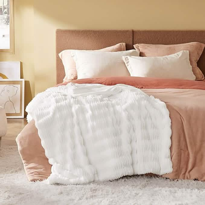 Bedsure Fuzzy Wave Faux Fur Blanket | Bedsure