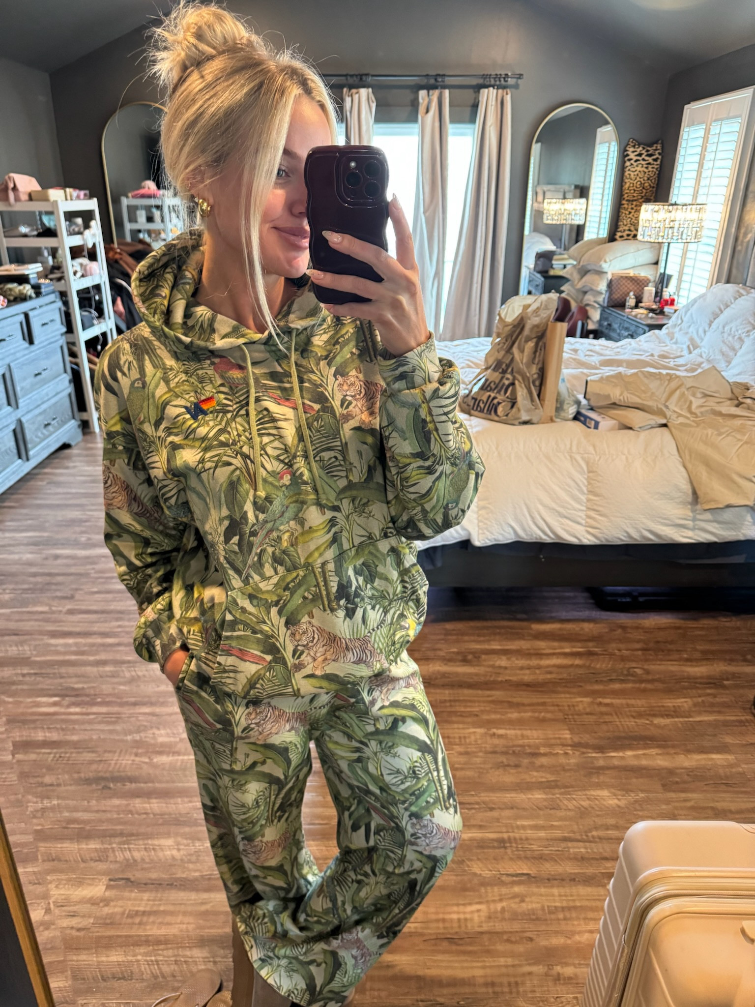 Hoodie: Size m 
Pants: size l

#LTKTravel #LTKStyleTip