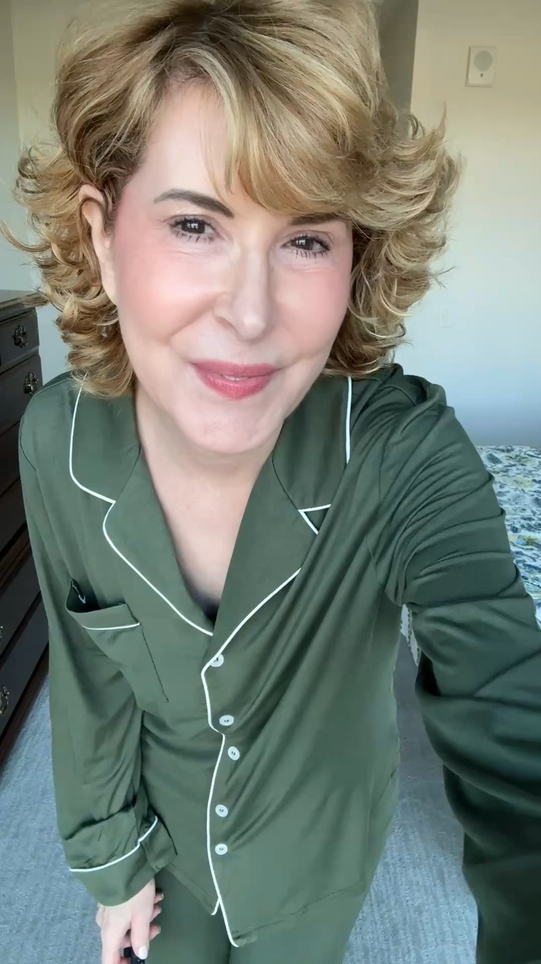 Cozy Earth is offering 30% off sitewide with code CE-EMPTYNEST, making this a great time to shop Cozy Earth bamboo pajamas, luxury bedding, bamboo sheets, loungewear, towels and holiday gifts. I recently put Cozy Earth sheets in our guest room and added these soft, temperature-regulating bamboo pajamas with contrast piping, pockets and a drawstring waist to my holiday wardrobe. Perfect for cozy holiday mornings, Christmas pajamas, travel and everyday lounging.