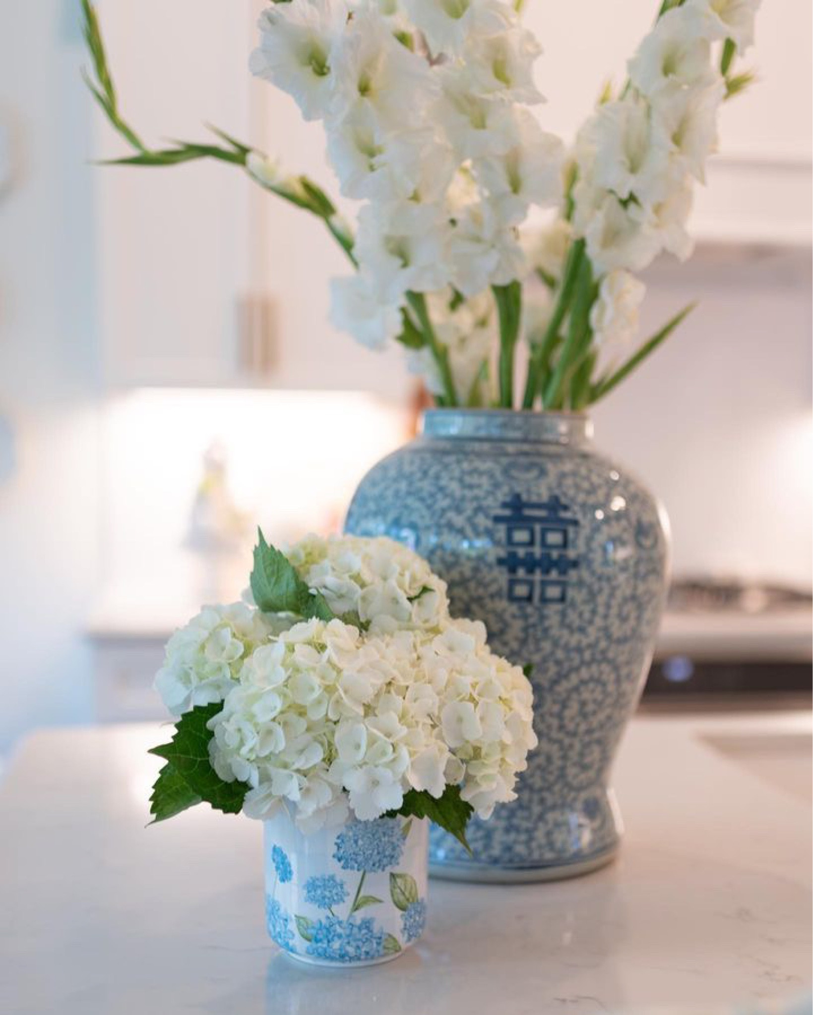 Chapple Chandler for Lo Home gingham vase! #gingham #blueandwhite #homedecor #hydrangea #grandmillenial 