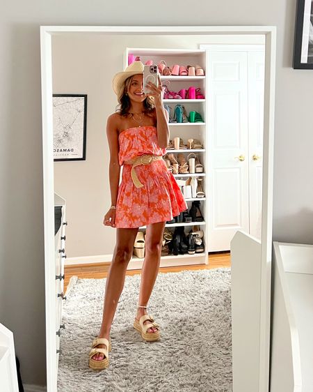 Coastal cowgirl concert outfit ideas to wear this summer. Wearing an XS in this boho pink dress 💗