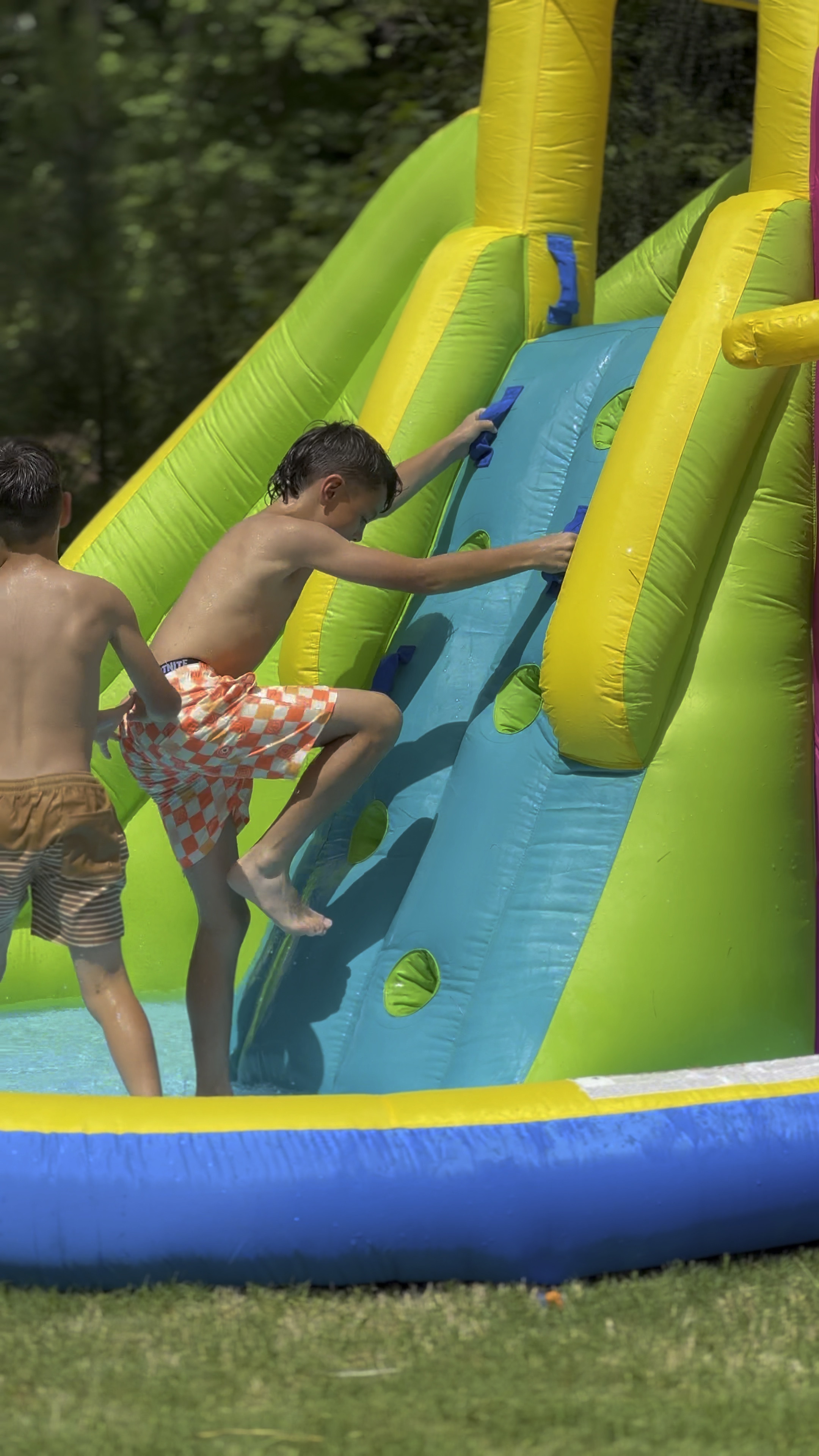 Inflatable waterslide 