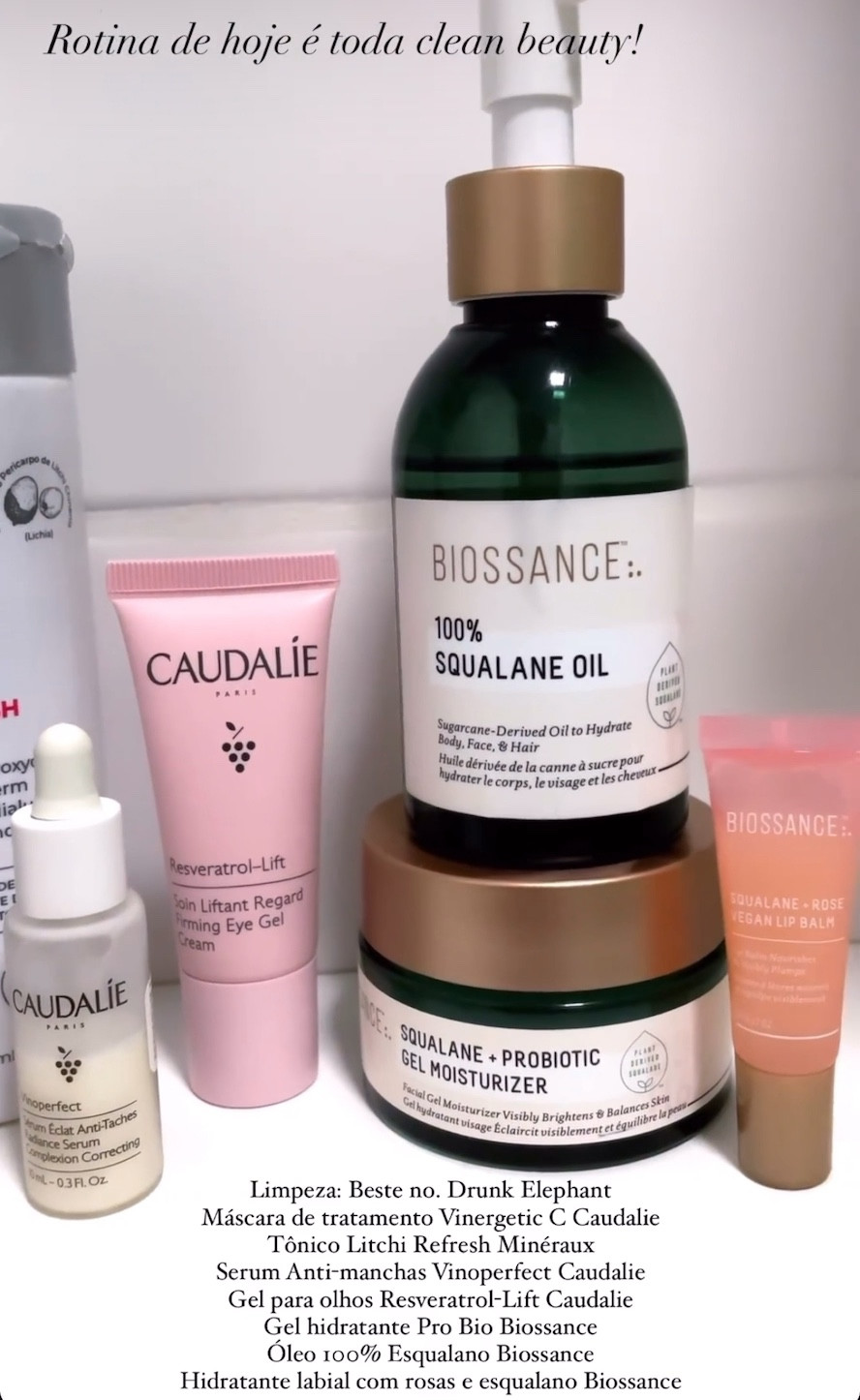 Rotina noturna de hoje só com produtos Clean Beauty! 🍃

• Limpeza com Beste no. 9 de Drunk Elephant: remove todas as impurezas e produtos mais resistente ou a prova d’água! 

• Máscara de tratamento Vinergetic C de Caudalie: tem alto poder antioxidante, limpa e desobstrui  profundamente os poros, controla oleosidade, melhora todos os tipos de manchas. Tudo sem ressecar a pele! 

• Tônico de Litchi Refresh (similar ao Tônico de glicólico de Caudalie) que reforça a limpeza da pele, equilibra o pH e também ajuda a melhorar a textura da pele. 

• Serum Vinopure de Caudalie: tem propriedades anti-manchas iluminadoras da pele! Seu poder antioxidante é 62x maior que a Vitamina C! 

• Gel para olhos Resveratrol Lift de Caudalie: gel hidratante que imediatamente faz a região dos olhos a ficarem mais tonificadas e com o uso contínuo a pele adquire mais firmeza! Riquíssimo em antioxidantes, excelente para tratar das linhas e rugas! 

• Hidratante em gel ProBio com 
Esqualano de Biossance: hidratante em textura gel ótimo para peles mistas a oleosas, sensíveis ou com rosácea. Ele contém probióticos que equilibram a microbiota da pele reduzindo sensibilidades e irritações. 

• Óleo 100% Esqualano de Biossance: esse óleo é o mais versátil de todos! Pode ser usado para potencializar qualquer outro produto de pele e até diluir a base para um acabamento mais leve e mais natural! Tem propriedades de hidratar, nutrir, regenerar a pele e de ajudar os demais ingredientes a penetrarem melhor na pele! 
Nessa rotina eu uso para potencializar a hidratação do gel probio! 

• hidratante labial vegano com Rosas e Esqualano de Biossance: muito eficiente para hidratar profundamente e por muitas horas! O uso contínuo ajuda a devolver aos lábios o volume natural que foi perdido por desidratação! 

#LtkConBR2023 #RotinaNoturna #CleanBeauty

#LTKbrasil #LTKbeauty