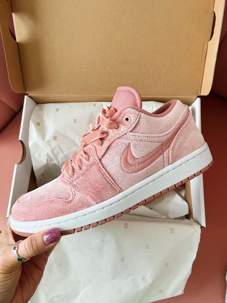 It only felt right that my first pair of #jordans should be pink velvet 😍🙌🏻

Comment “SHOES” on this post & I’ll DM you this exact pair (fully in stock) + some other sneakers that are in my wishlist 👀



#LTKFind #LTKunder100 #LTKshoecrush