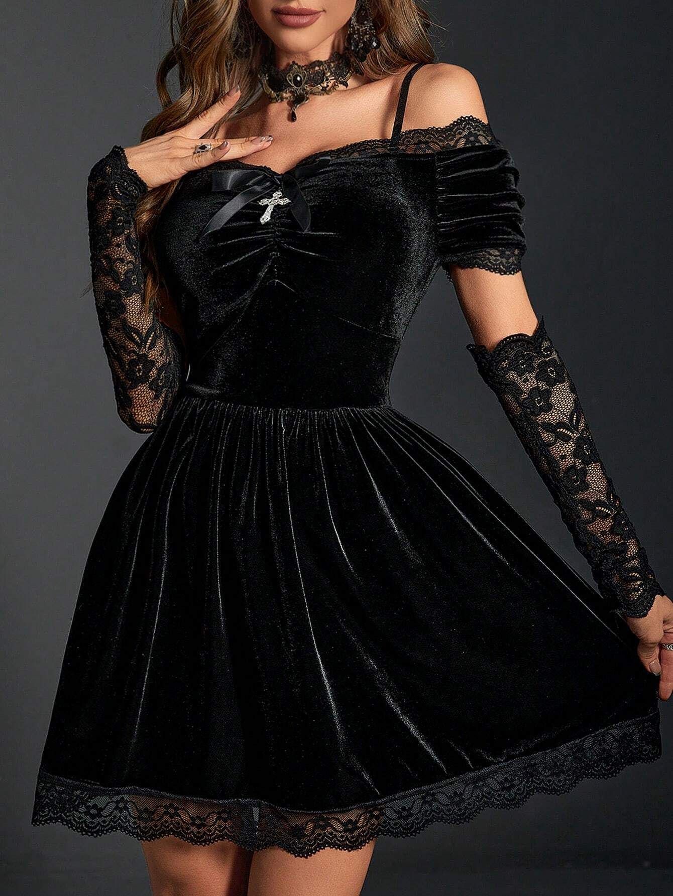 Gothic Contrast Lace Ruched Bust Velvet Dress With Arm Sleeves | SHEIN