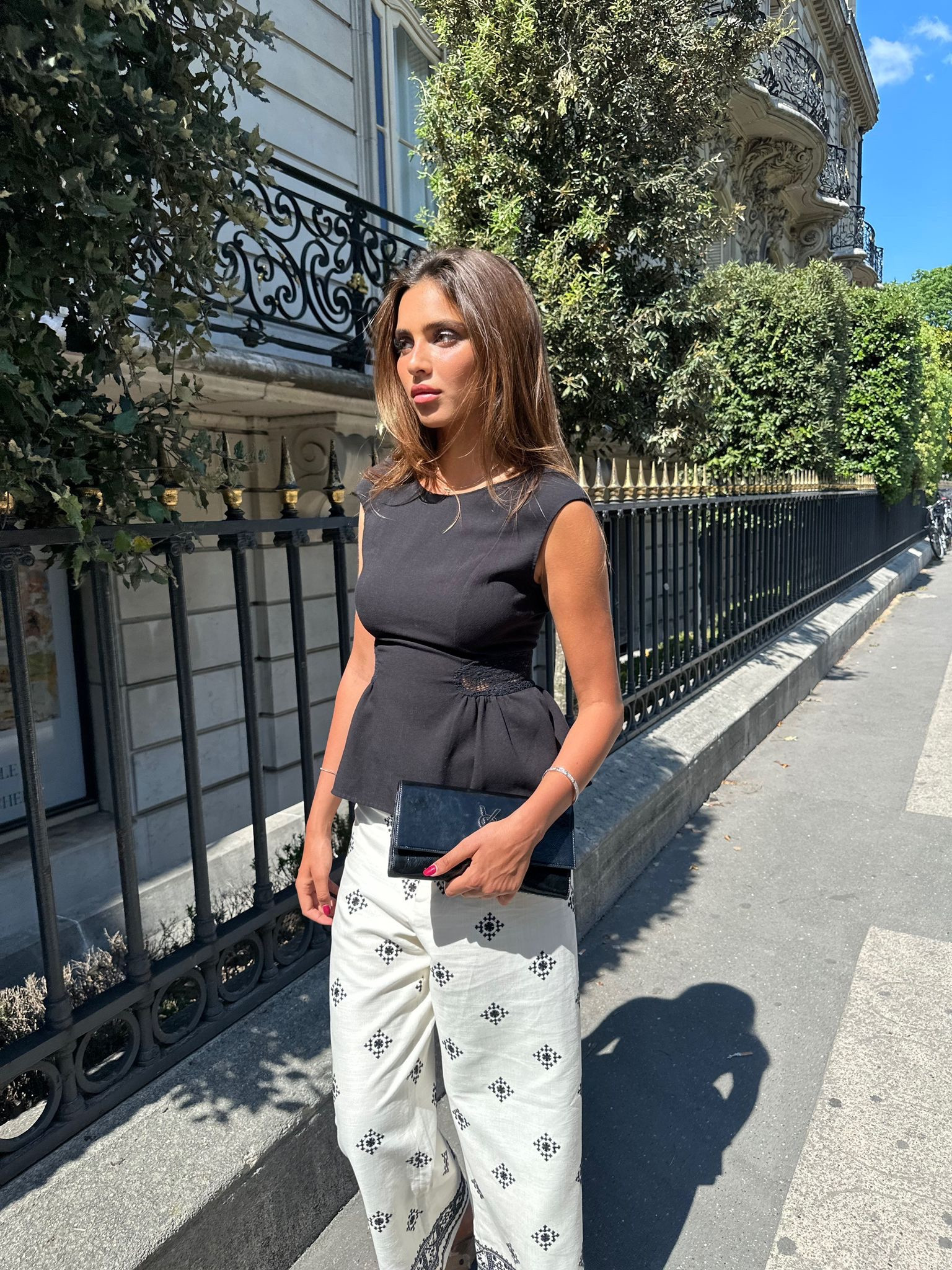 top noir cintré à volant pantalon blanc en lin à motif noires pochette noire vernie Yves Saint Laurent 

#LTKeurope #LTKunder50 #LTKSeasonal