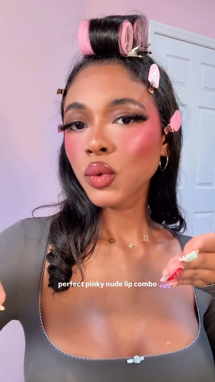 my signature lip combo details 💖✨! 
@makeupforever versatile chestnut liner
@anastasiabeverlyhills hush rose lip velvet 
@r.e.m.beauty strawberry soda gloss

#lipcombo #makeup #beauty