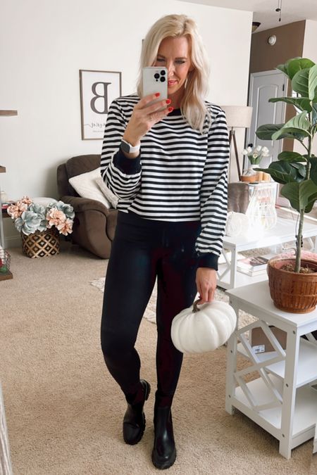 Black and white fall outfit / Amazon leggings / Chelsea boots / casual outfit / winter weekend style 

#LTKover40 #LTKfindsunder50 #LTKfindsunder100