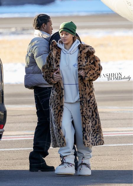 @badgalriri and @asaprocky flew out of #Aspen with #Rihanna in a $9,900 #giorgioarmani faux fur coat, an @awakenewyorkclothing sweatsuit and $432 @moonboot . Are you feeling her comfy #airplaneoutfit ? Shop #rihannastyle at the #linkinbio 💣
📸 Backgrid #rihannafbd #asaprockyfbd 