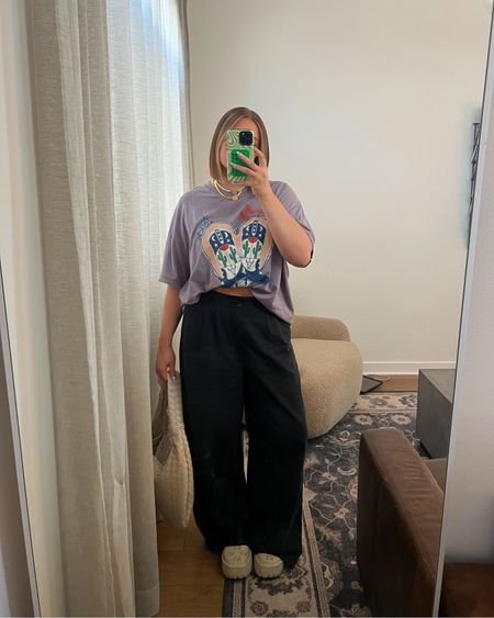 Tshirt is one size it says Howdy! Love these ultra wide leg slouchy pants from Madewell. Tts for a looser fit. Fave bag at the moment it goes with anything!! 