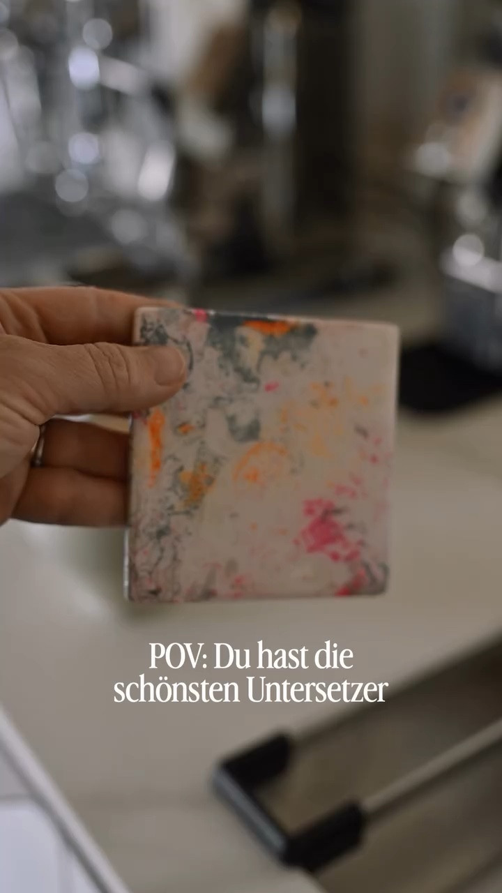 Diese wunderschönen Untersetzer für Gläser, Tassen oder Töpfe könnt ihr mit nur wenigen Materialien selbst gestalten ✨

Ihr könnt aber genauso gut Stoffuntersetzer machen oder einfach kleine Kunstwerke auf Papier. Die Magic Marble Farben funktionieren nämlich auf ganz vielen Materialien 🎨

Die Farben bekommt ihr z. B. bei Müller oder natürlich auch online.

Und was viele gar nicht wissen: Nur mit Wasser klappt der Marble-Effekt zwar auch, aber mit dem Pulver wird das Ganze nochmal viel schöner 😍 Das Wasser wird dadurch etwas dicker und die Farben haften viel besser bzw. verlaufen schöner.

Wenn ihr den Link zu dem Pulver möchtet, schreibt mir einfach in die Kommentare 💌