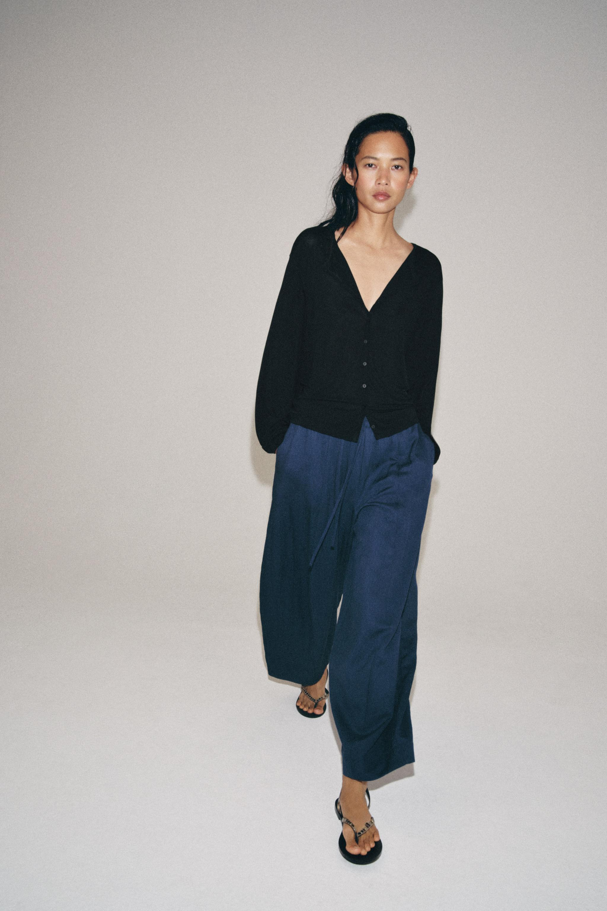 Model height: 178 cmZARA WOMAN COLLECTIONTrousers made from a lyocell and viscose blend yarn. Fea... | Zara UK