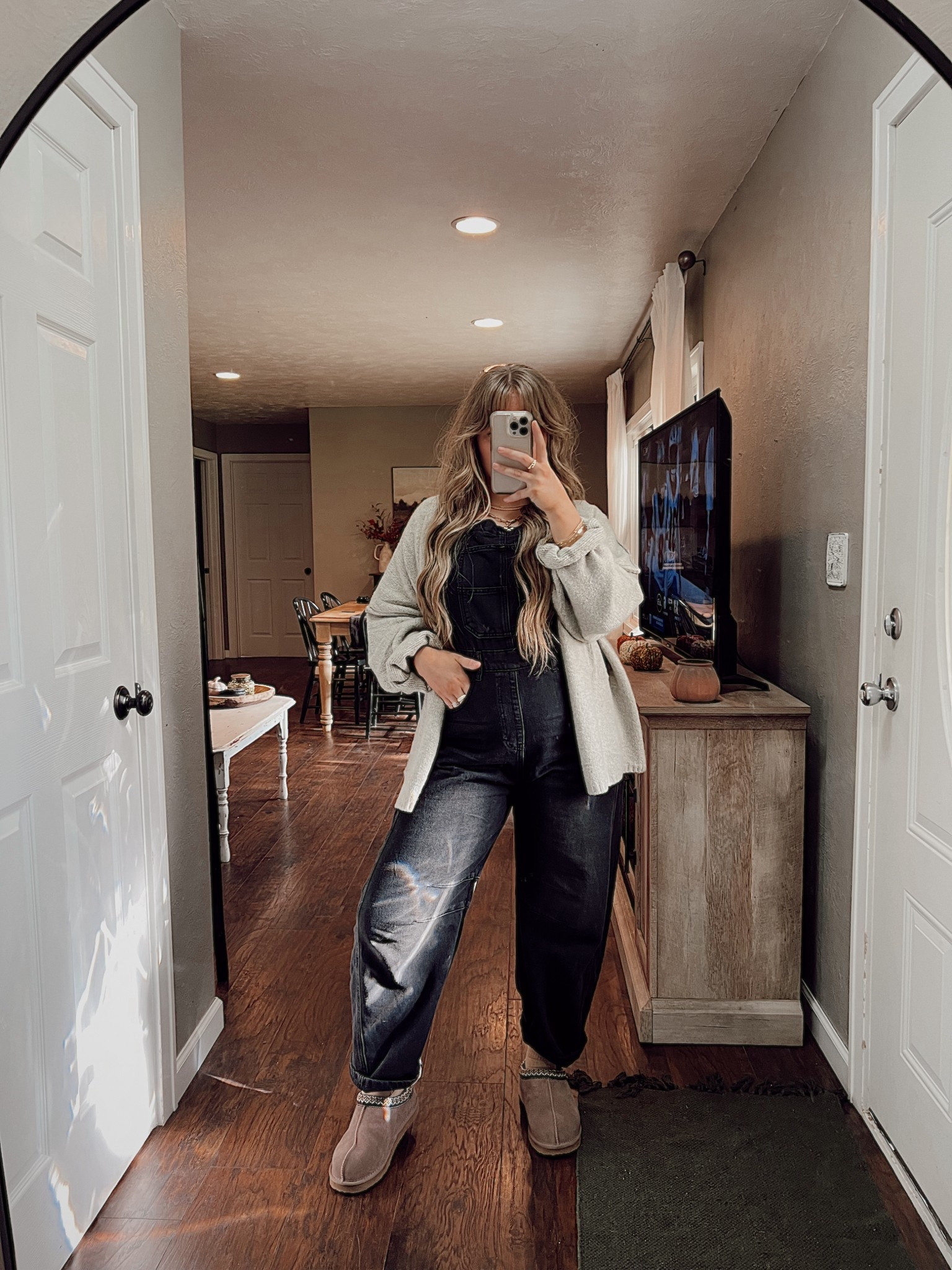 Cozy fall overalls outfit

#LTKSeasonal #LTKStyleTip #LTKMidsize
