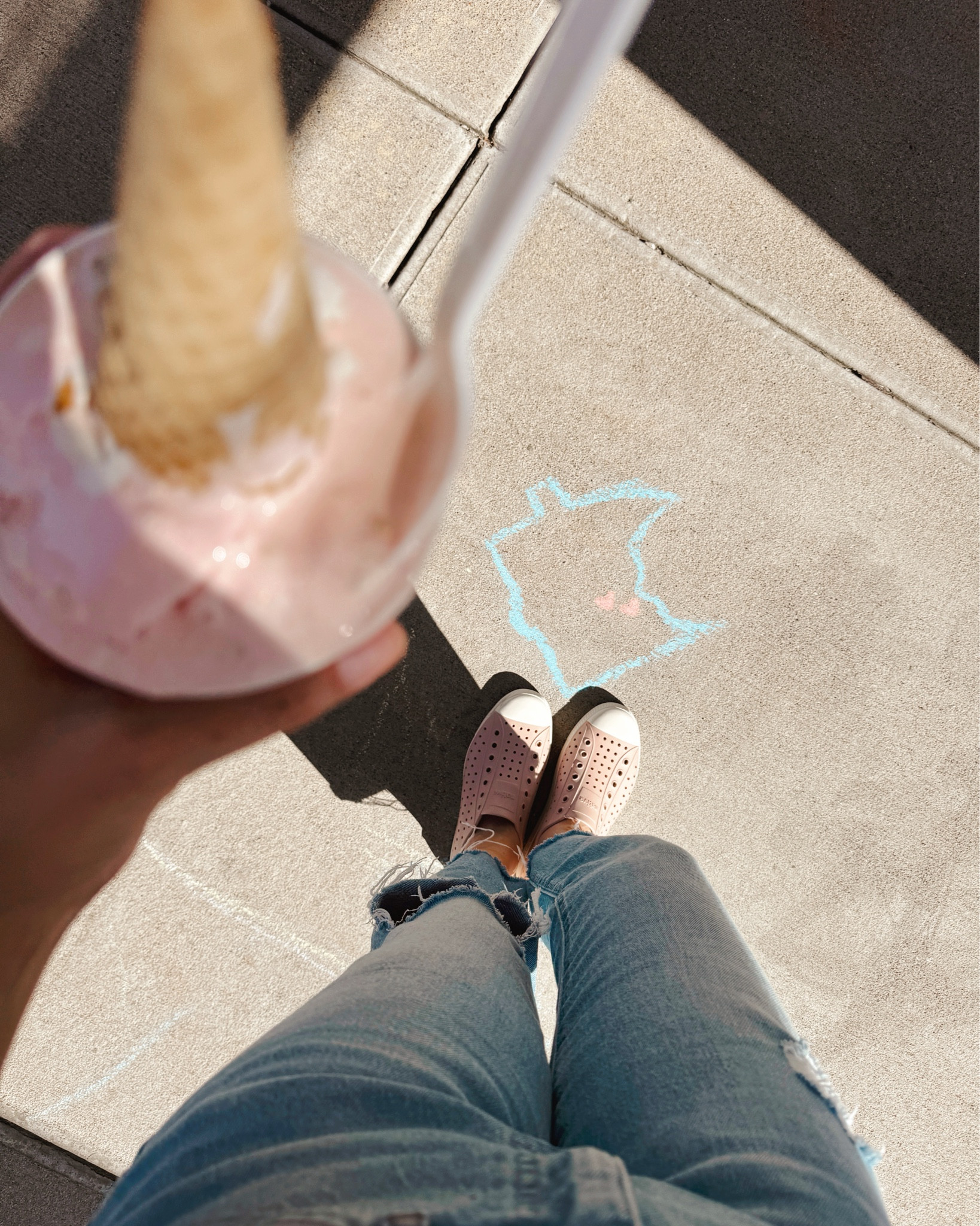Caught in my Jefferson slides from @nativeshoes 🌿🍦 Comfy, light, and perfect for park hangs (thanks to my photographer for the shots 😉). Linked in my LTK shop! 💛
#ad #NativeShoesPartner #LiveLight


#LTKFindsUnder100 #LTKShoeCrush #LTKTravel