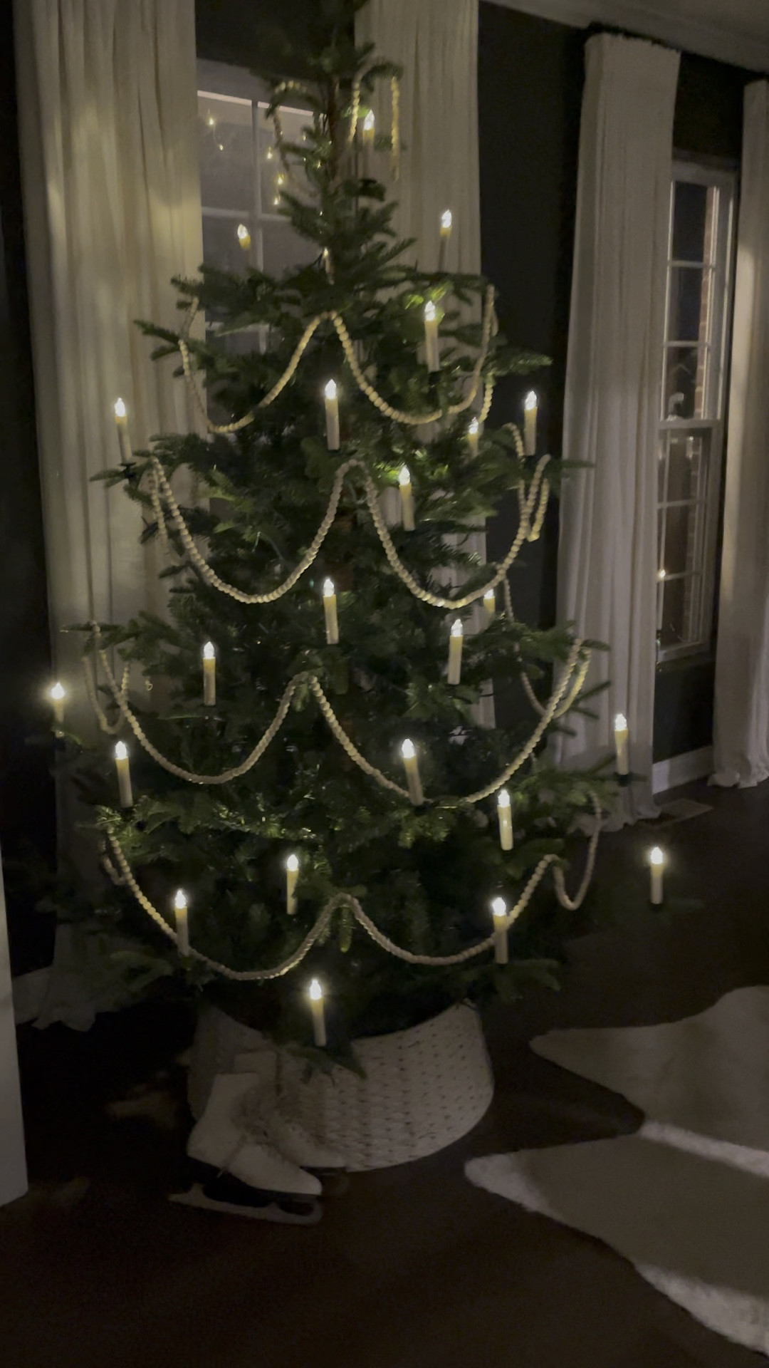 And here’s what it looks like without the tree lights on...

#LTKHoliday #LTKVideo #LTKHome