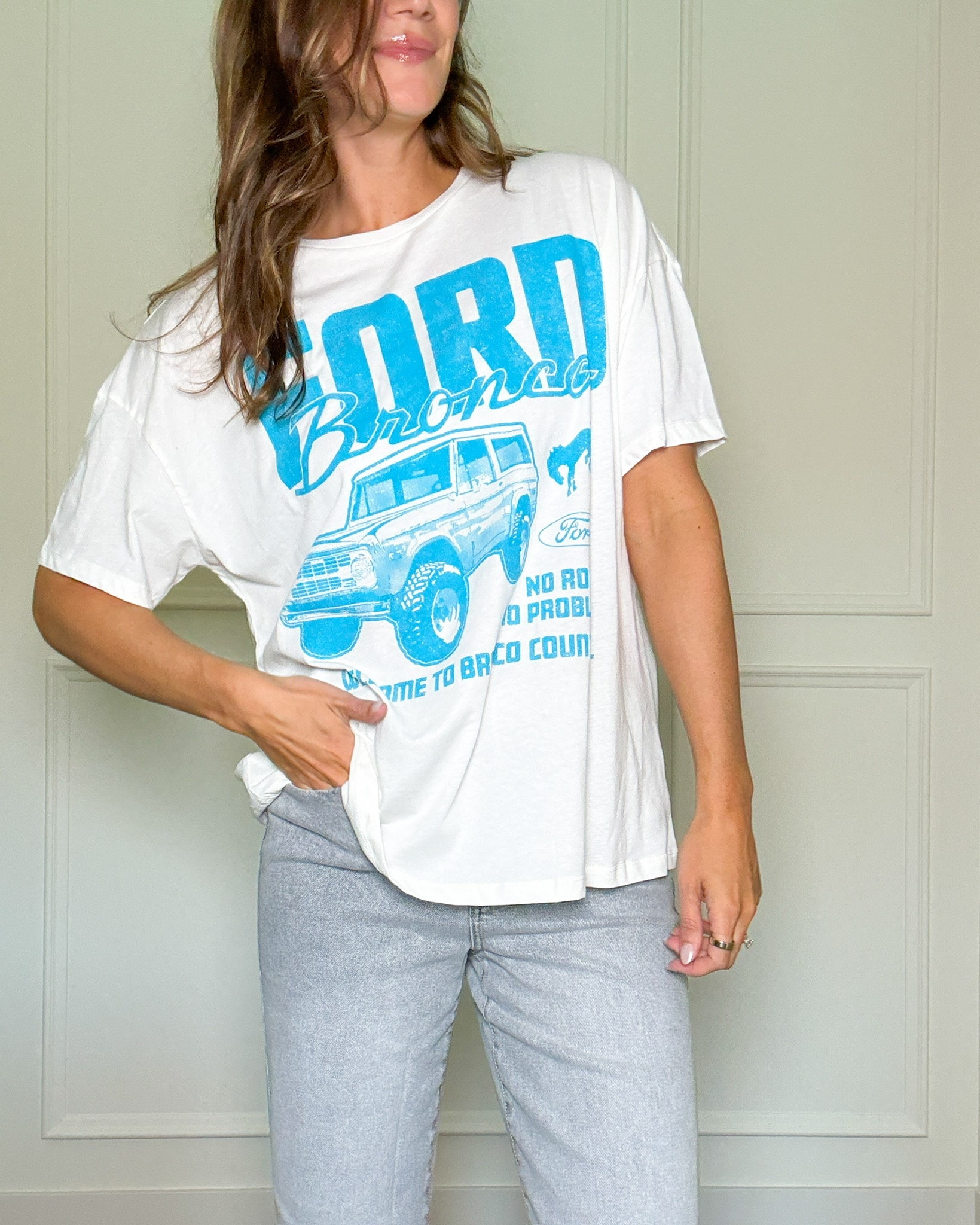 This oversized Ford Bronco tee is such a fun casual find. I love the relaxed fit with light wash jeans for an easy weekend outfit.

graphic tee, Ford Bronco shirt, oversized tshirt, casual outfit, weekend outfit, light wash jeans, tall girl style, everyday outfit, graphic tee outfit, casual fall style, stangandco