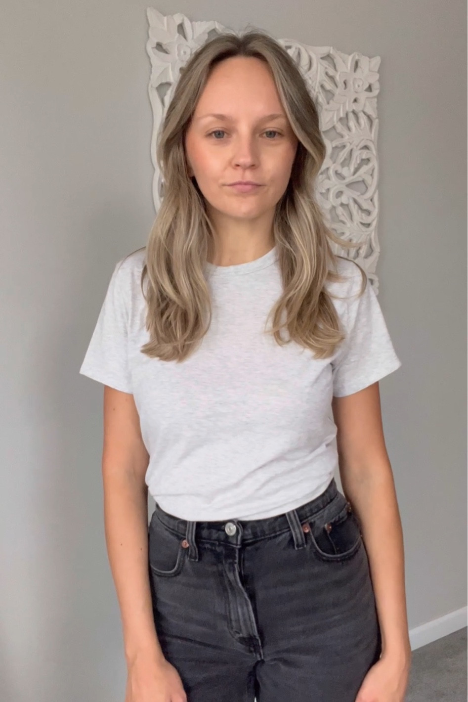 Basic top and 90s straight jeans

#LTKstyletip