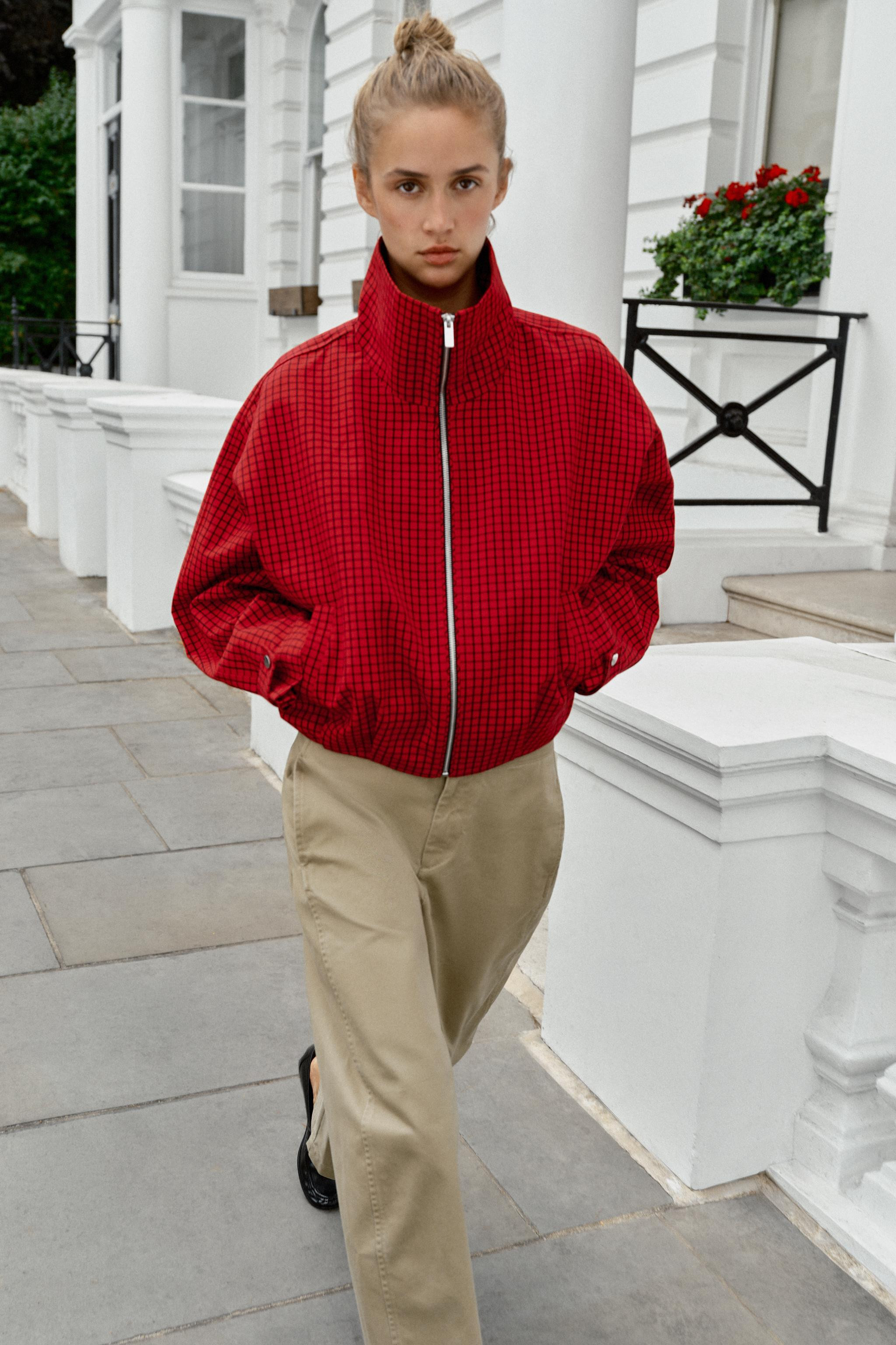 High-waisted trousers with front pockets. Wide-leg cropped fit. Front zip fly and hook closure. | Zara US