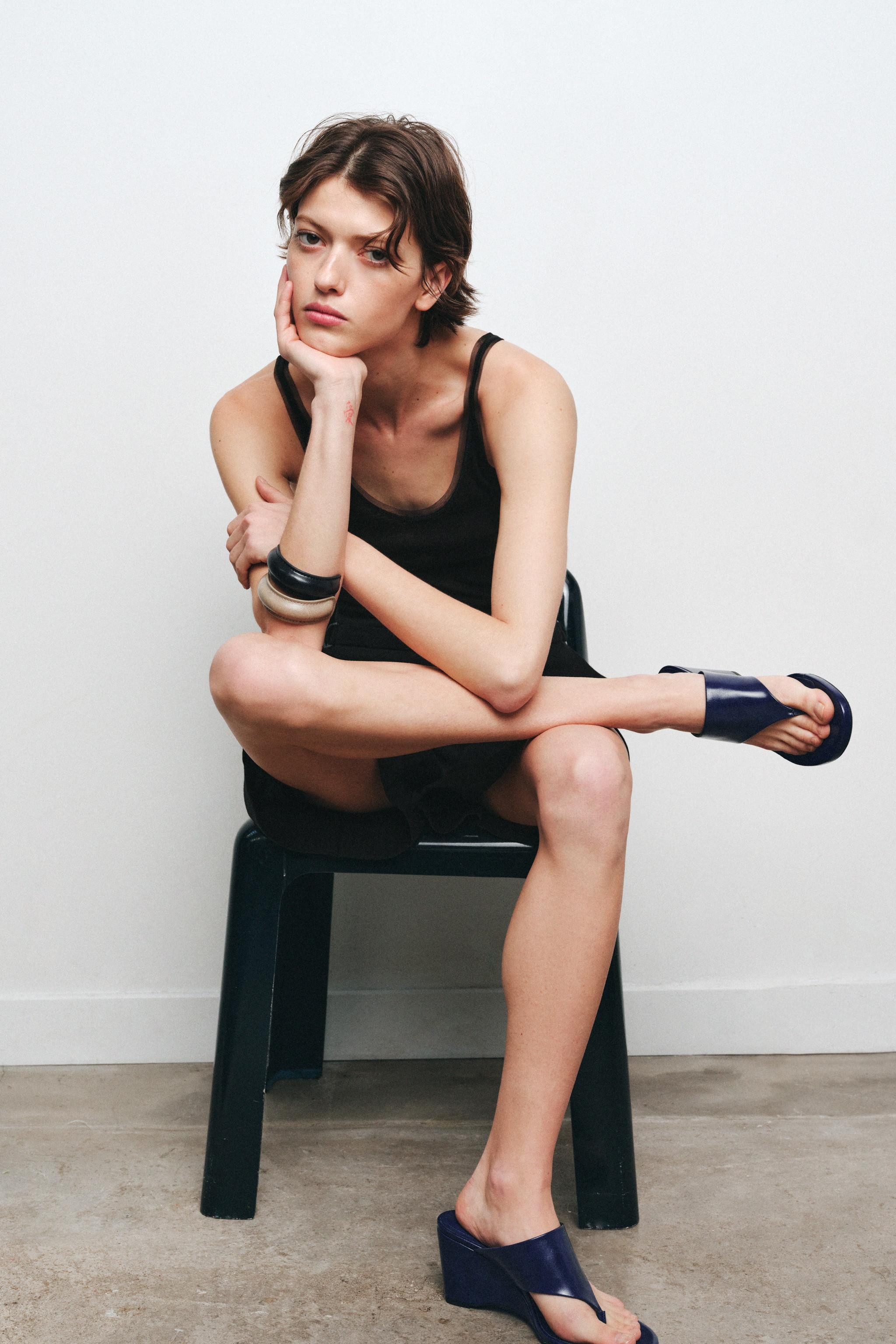 Sandal-style shoe with toe post. Wedge mid-height heel. Round toe.Heel height: 3 inches (7.5 cm) | Zara US