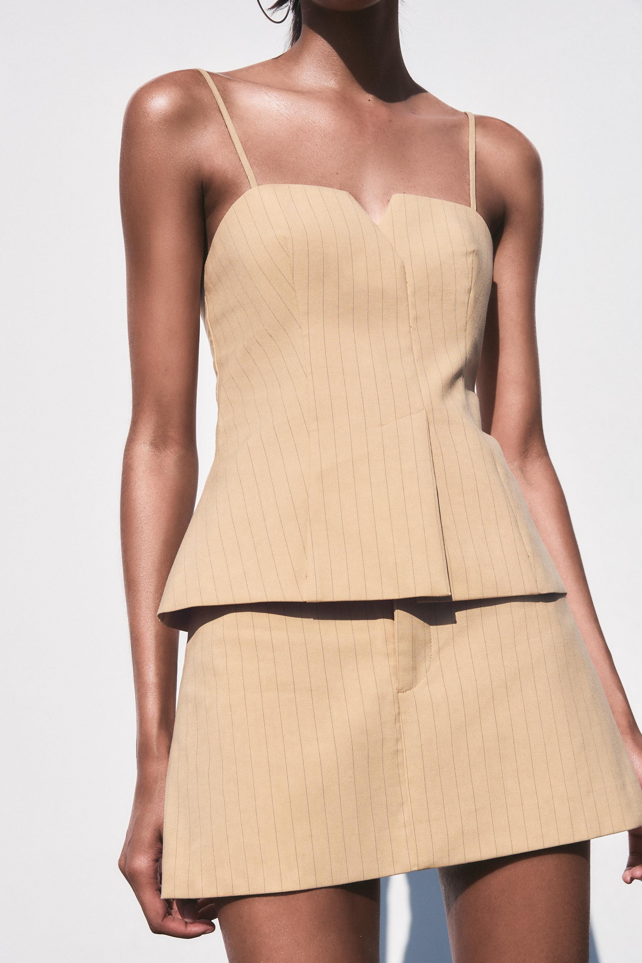 Mid-rise split skirt. Front false welt pocket. Front zip and metal hook closure. | Zara US