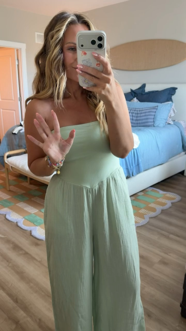 Why is nobody talking about this summer staple? ☁️  The lightweight fabric, the relaxed fit, the fact that it works as a swimsuit cover-up *and* a full outfit... this one checks every box. It’s one of those pieces you throw on after the shower, for a pool day, beach trip, errands, or dinner and somehow still look put together.  I have a feeling I’ll be living in this all summer long.
