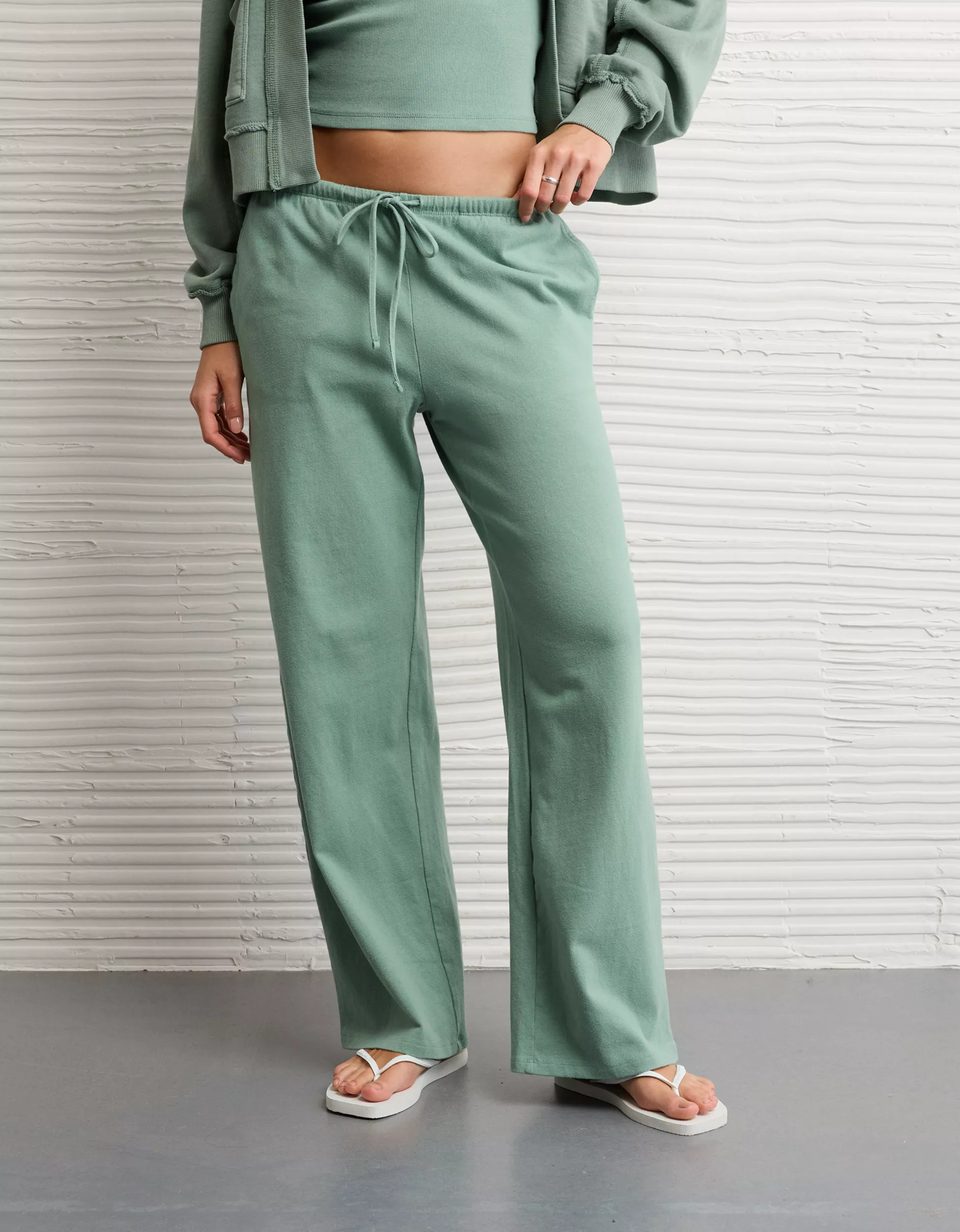 AE Saturday Mid-Rise Straight Pant | American Eagle Outfitters (US & CA)