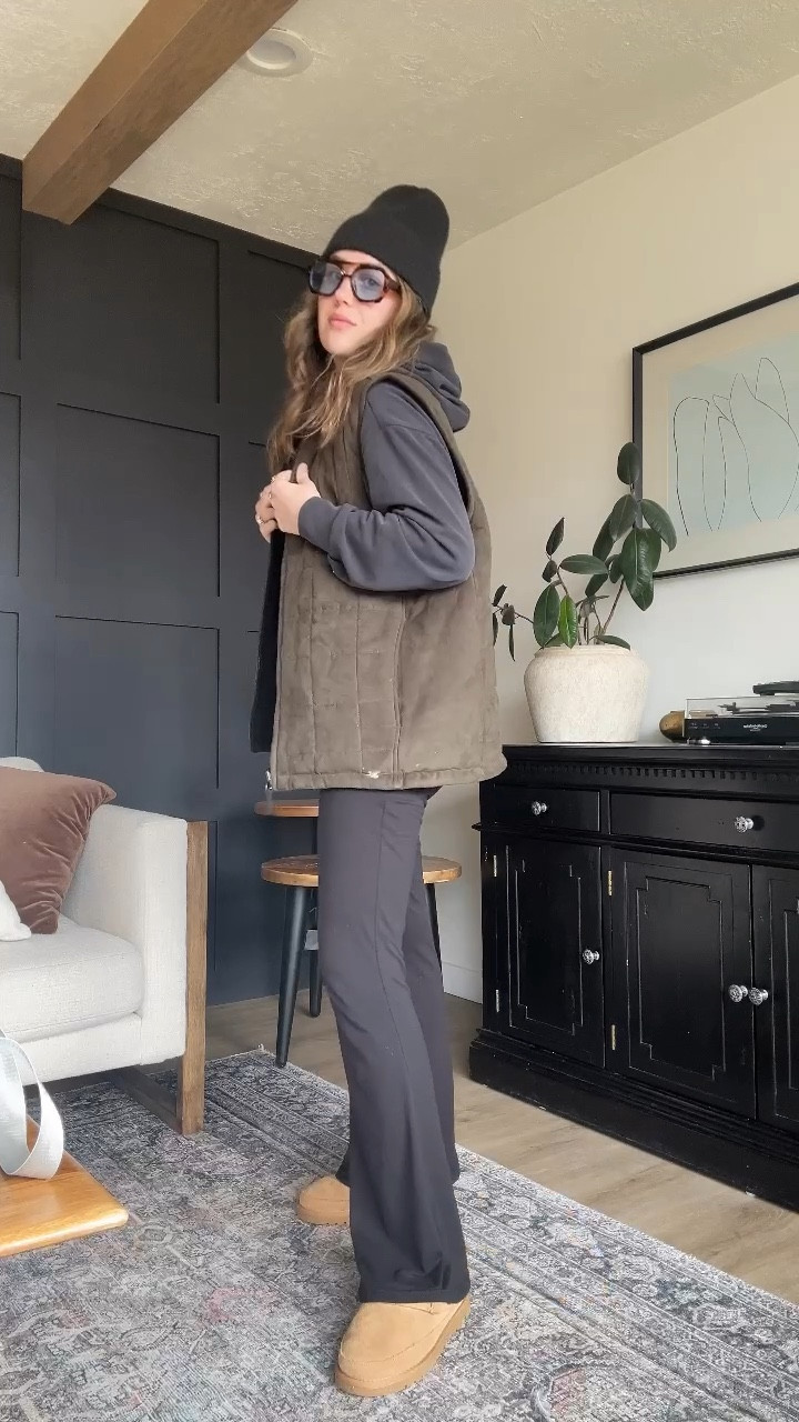 Bought these cheap pants on amazon when I was pregnant and they need replace with a quality pair because I wear them like they are going out of style. (If they are even in style…? Idc) 

Linking the ones I will be replacing them with once I see a good sale! 

#momoutfit #sahmstyle #millennialmom #coolmoms 