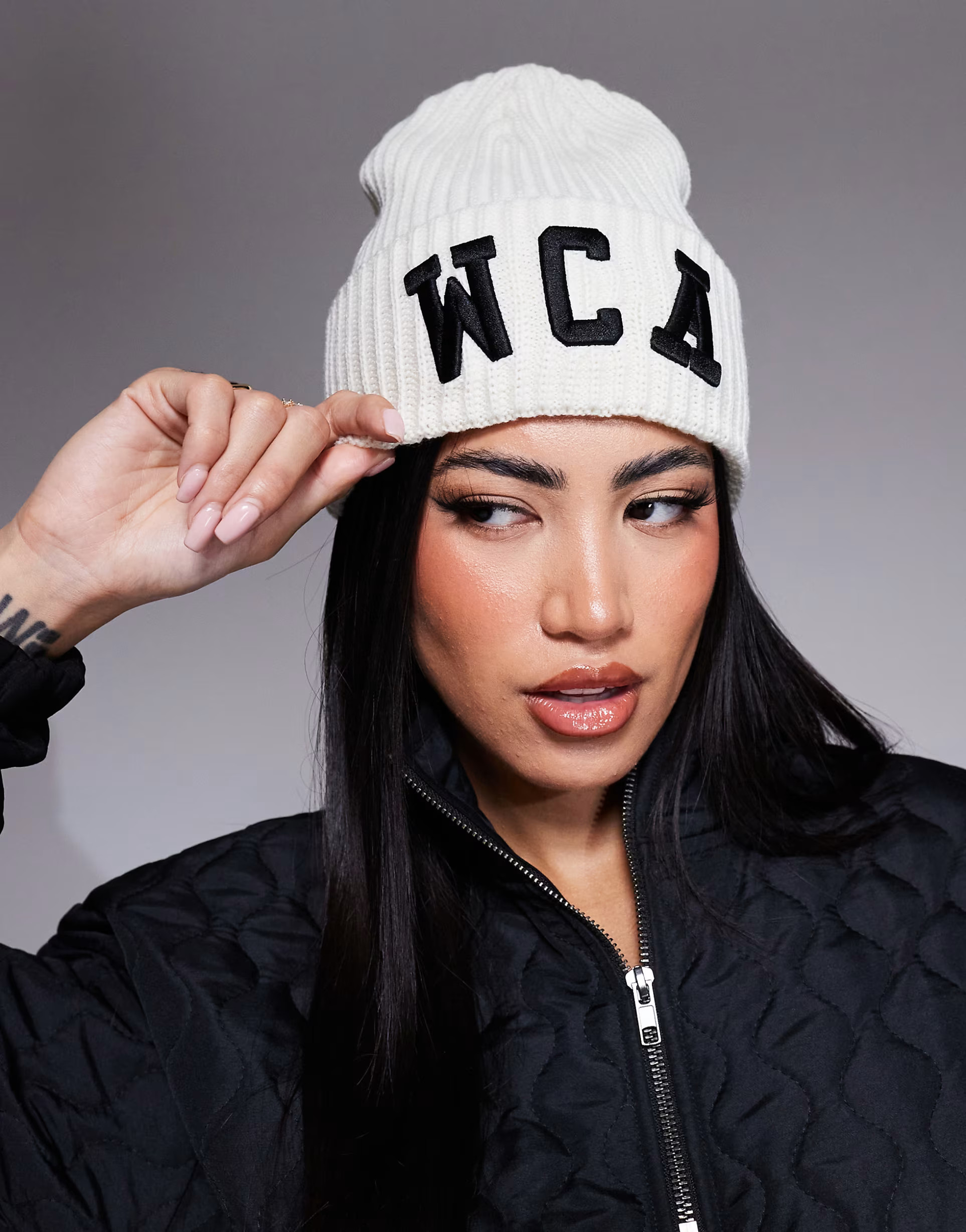 Weekend Collective – Strickmütze in Cremeweiß mit Logo | ASOS (Global)