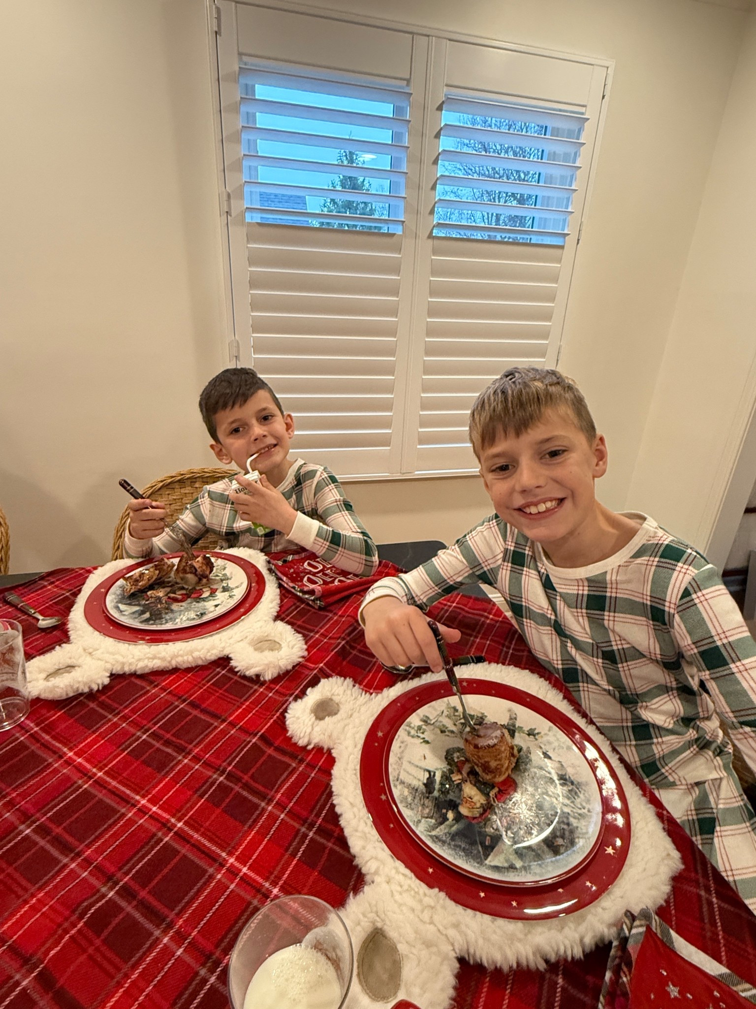 Santa always leaves a table scape for breakfast! Courtesy of Pottery Barn Kids. 🤭

Holiday breakfast | Tabletop | Dining | PBK

#LTKHoliday #LTKSeasonal #LTKKids