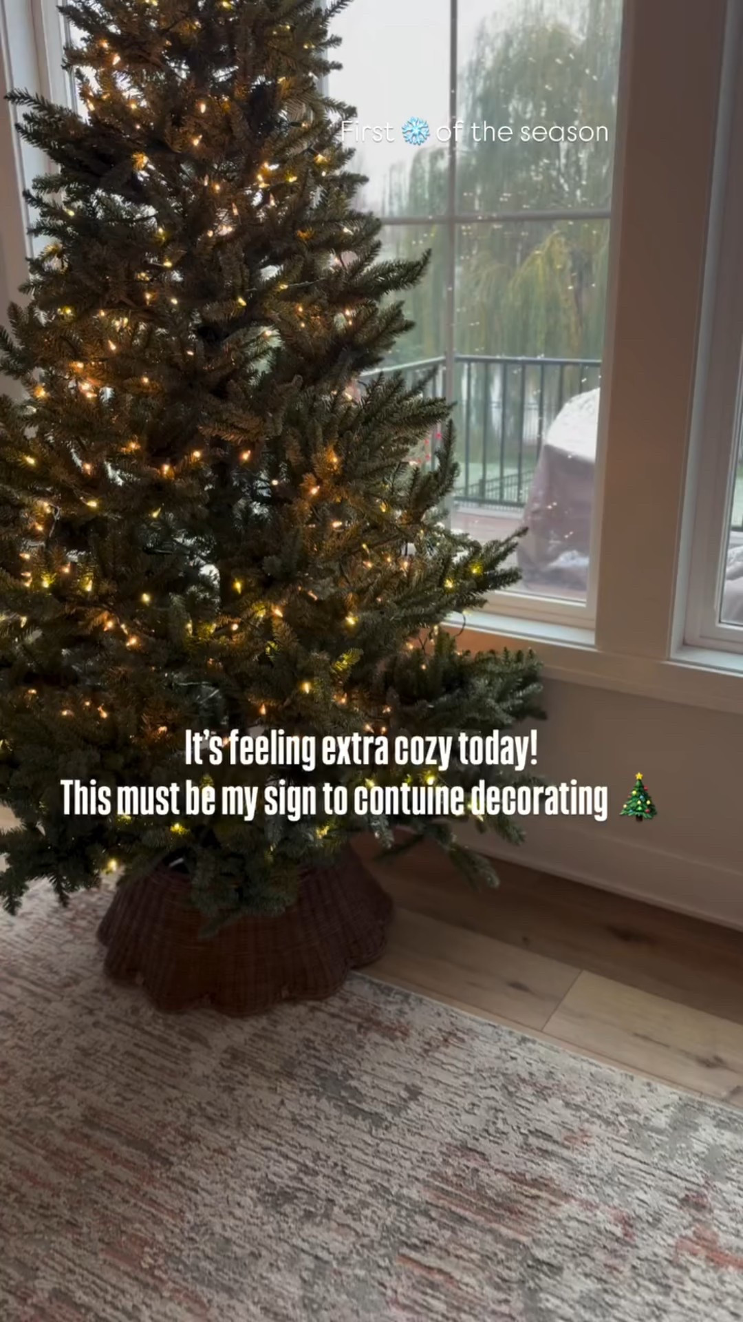 It’s feeling extra cozy today! 
This must be my sign to contuine decorating 🎄 First ❄️ of the season