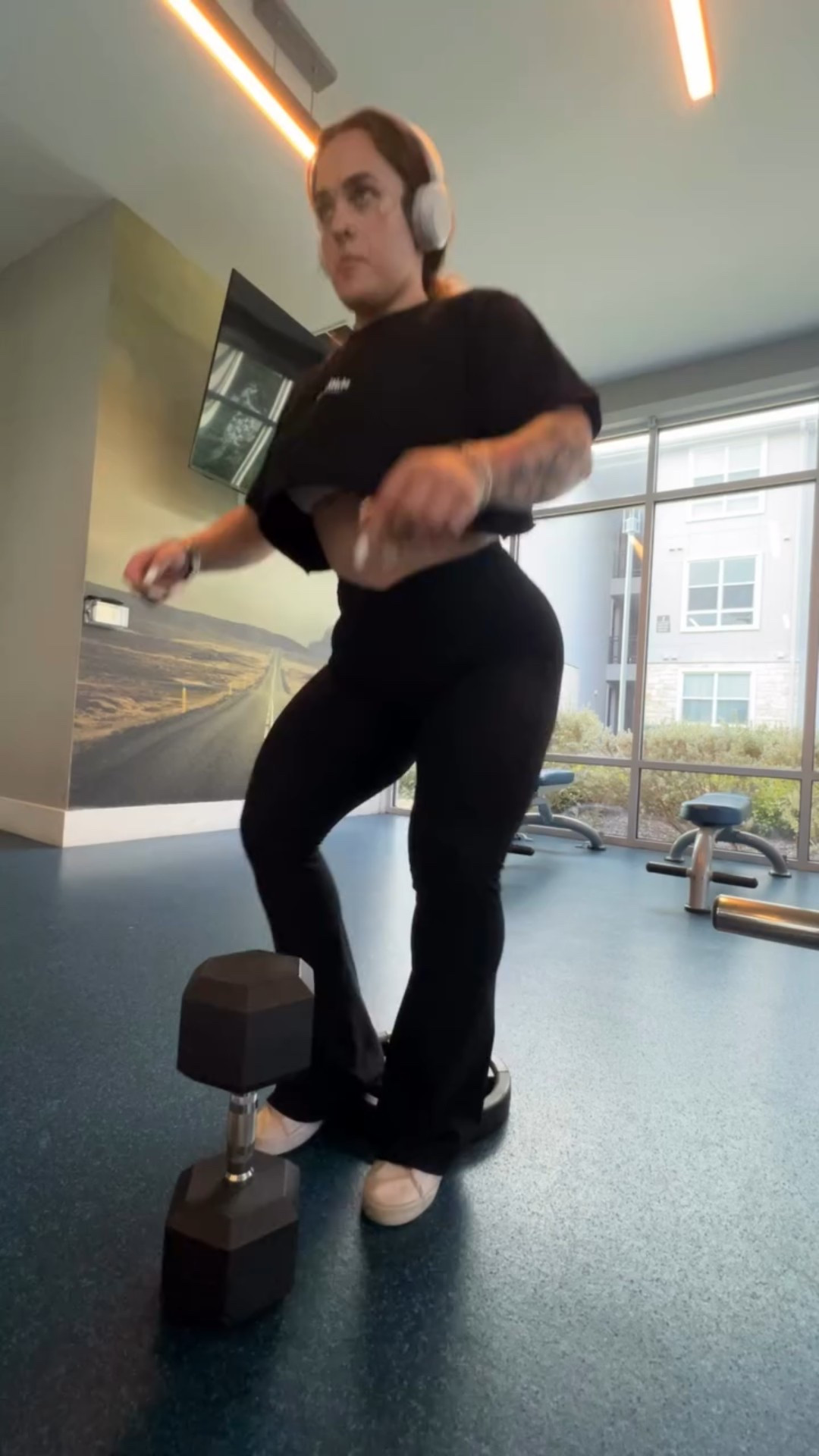 Lmfaoooo my knees gave out immediately!! 15lbs dumbbell vs 50lbs 😝🫶🏻 get right! 

dont forget 👀 new years Winter Peach Project is live for sign ups!  We will start Jan 5th and it will run until Feb 16th✨ there will be home vids + gym vids and the goal is fat burn + booty building! biggest challenge of the year! plus, the top 3 transformations will win a pair of @phitique leggings 🤭! you can either purchase once and have lifetime access to this challenge, or you can sign up for my monthly membership at 50% off (+ a free trial) and recieve unlimited access to ALL of my challenges + weekly recipe drops 💕  comment “membership” for the link or “peach” for the one-time purchase link! 😝🔥