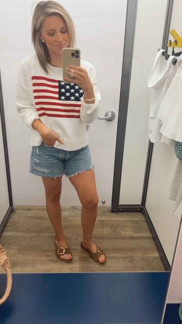 I am obsessed with this sweater!! It’s so comfy! Wearing a medium. 🇺🇸

#LTKSeasonal #LTKFindsUnder50