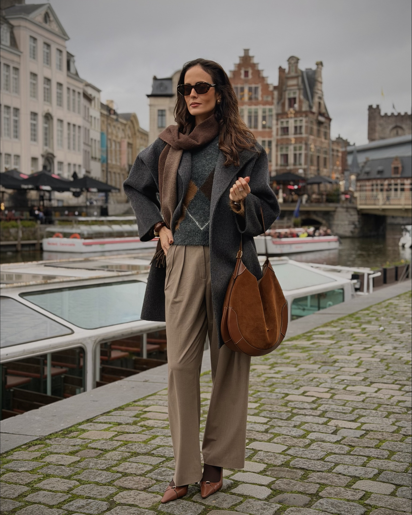 Τυλιγμένη σε χειμωνιάτικους τόνους, περπατώντας στη Γάνδη τα Χριστούγεννα: φωτάκια που λαμπυρίζουν, ιστορικά σοκάκια και μια πόλη που αυτή την εποχή μοιάζει με παραμύθι 🧚

Ο συνδυασμός του ψυχρού γκρι με το θερμό καφέ είναι από τους αγαπημένους μου, σαν ο χειμώνας να μαλακώνει και να γίνεται πιο ζεστός. ❄️🤎

Εσάς πως σας φαίνεται αυτός ο συνδυασμός; 

~~~~~~~~~~~~~~~~~~~~~~~~~~~~~~~~

Wrapped in winter tones while wandering through Ghent at Christmas: twinkling lights, historic streets, and a city that feels like a fairytale this time of year! 

I’m a lover of the combination between cool grey and warm brown; it’s as if winter itself becomes a little warmer 🤎❄️

How do you find this color combo? 

•
•
•
•
•
•
•
•

#WinterStyle #ColorCombination #CoolGrey #WarmBrown #NeutralTones #WinterPalette #StyleInspo #FashionDetails #MinimalStyle #CozyVibes #SeasonalStyle #WinterMood #TimelessStyle #EarthTones #ModernNeutrals #ChicWinter #FashionCaption #TravelStyle #CityWinter #ElegantStyle #ColdSeason #WarmTones #AestheticStyle #StreetStyleWinter #StyleLovers #FashionMoments #SubtleElegance #neutralfashion

#LTKeurope #LTKtravel #LTKwinter
