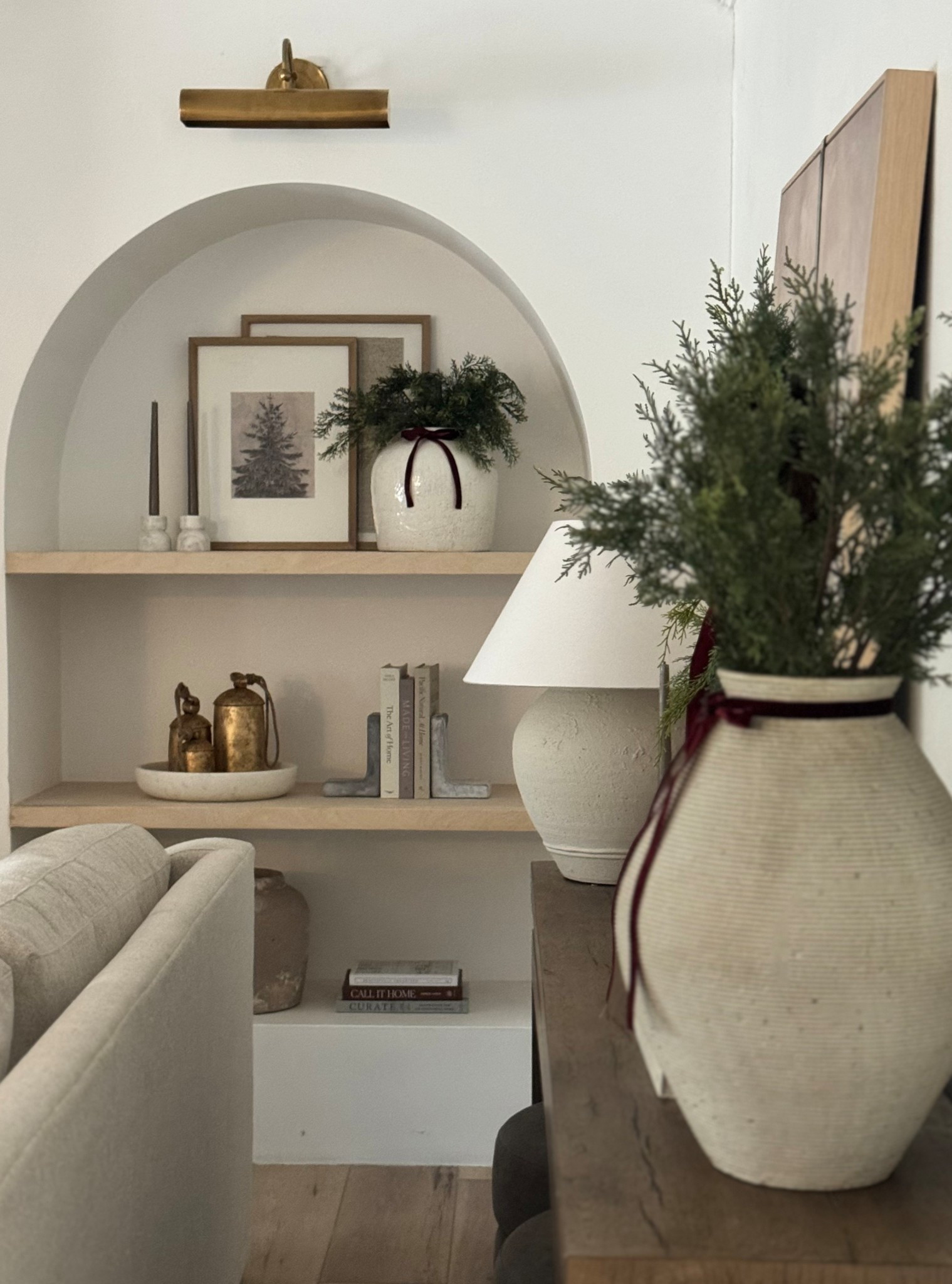 Simple bookcase styling !

#LTKHome #LTKHoliday