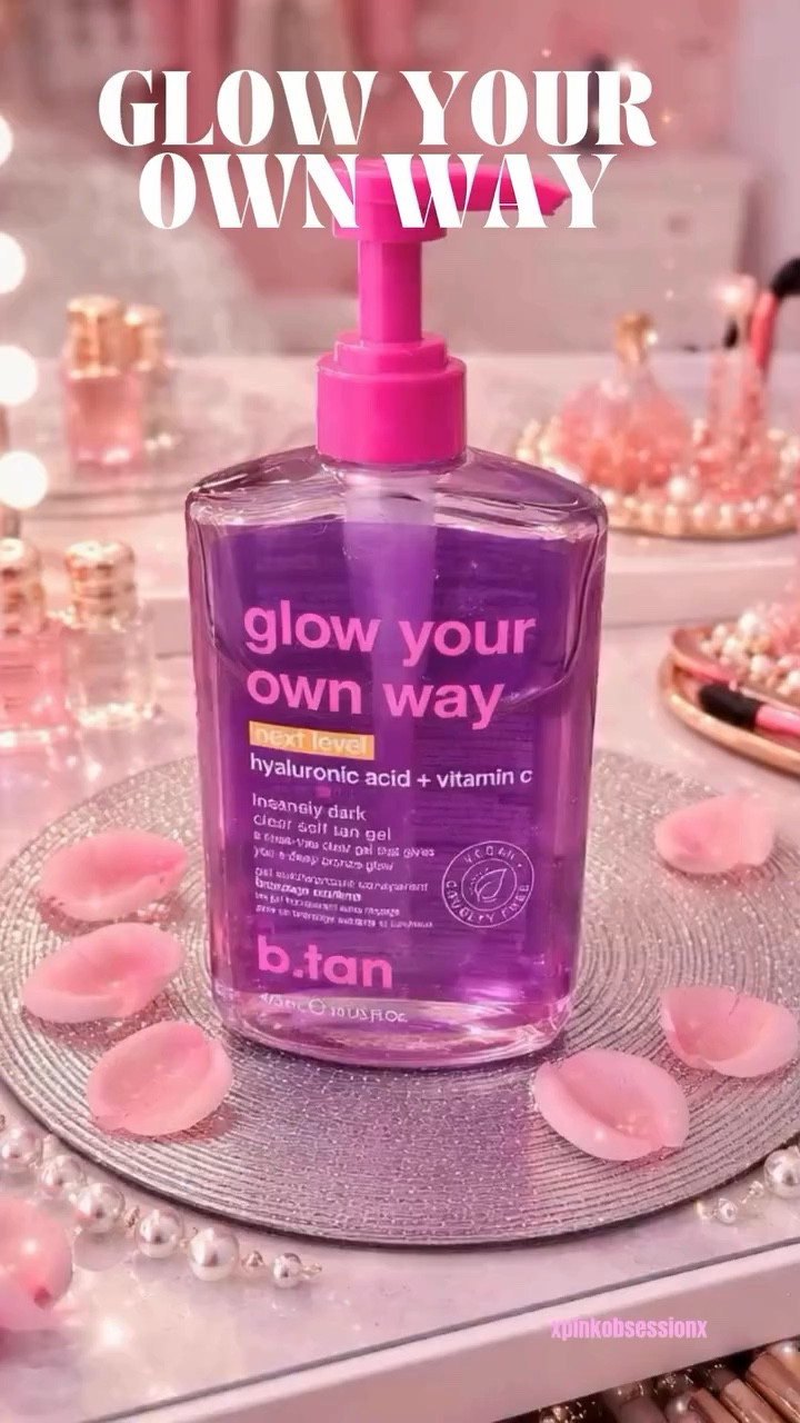 Glow hits different when it’s your vibe 💖✨

I’ve been using the Glow Your Own Way Clear Gel by b.tan and here’s my honest take 👀

✨ Pros:
No streaks (if applied right), no strong self-tan smell, and it gives a really pretty natural bronze, not orange 🙌🏼
It’s lightweight, dries fast, and since it’s clear you don’t have to worry about transfer 👏🏼

⚠️ Cons:
Since it’s clear… you literally cannot see where you’re applying 😅 so you have to be extra careful or you’ll miss spots. Also, it can fade a little patchy if you don’t keep your skin moisturized

Overall, it’s perfect if you want a customizable, low-maintenance glow, just go in with a plan when applying 💅🏼☀️

#glowyourskin #btan #selftan #honestbeauty #glowupvibes