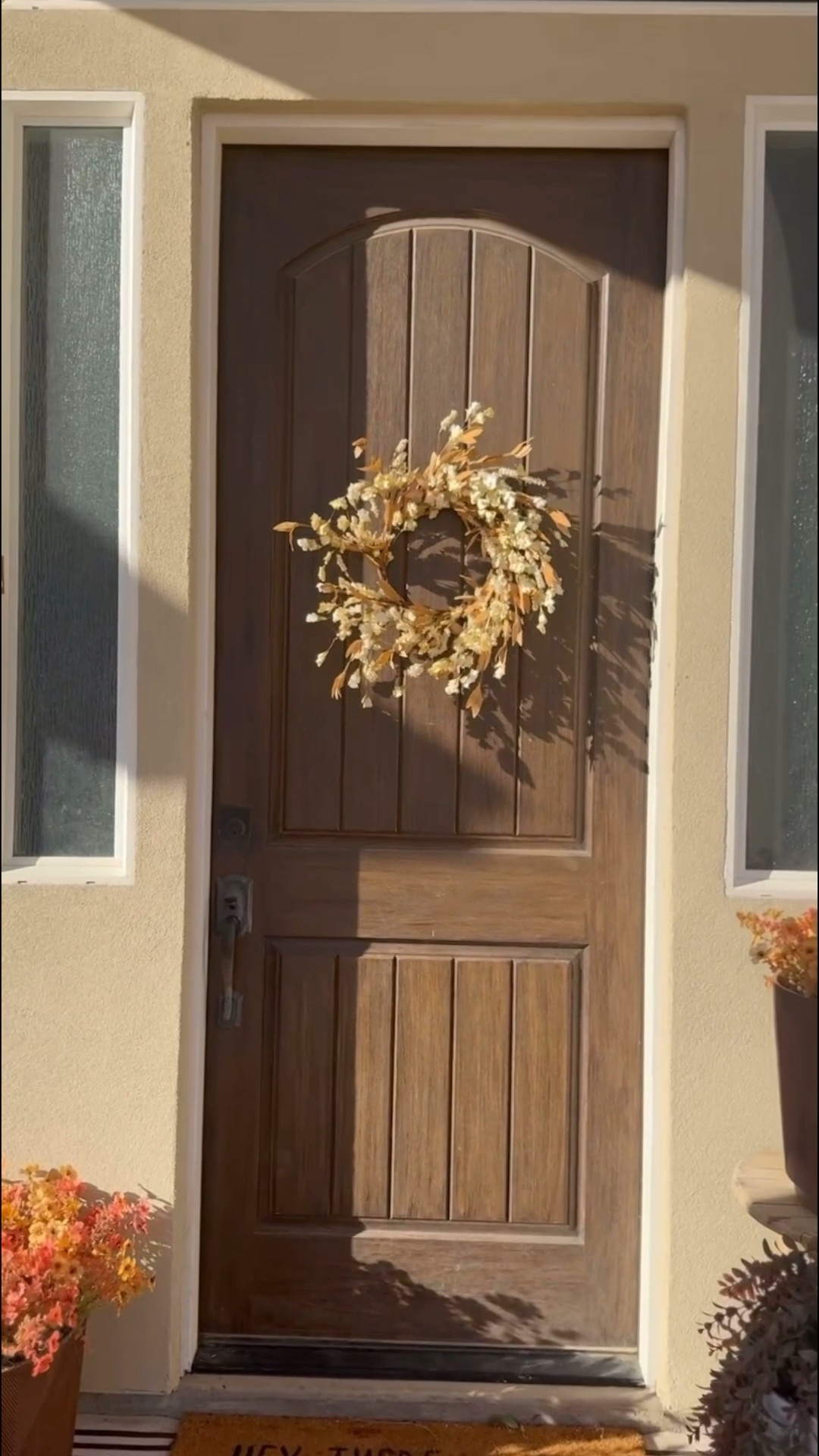 Front porch ready 🍁 This fall wreath is the easiest way to add seasonal charm to your front door decor. The warm autumn colors make it perfect for welcoming guests and creating that cozy, festive vibe for fall. A must-have piece for porch styling and seasonal home decor!
