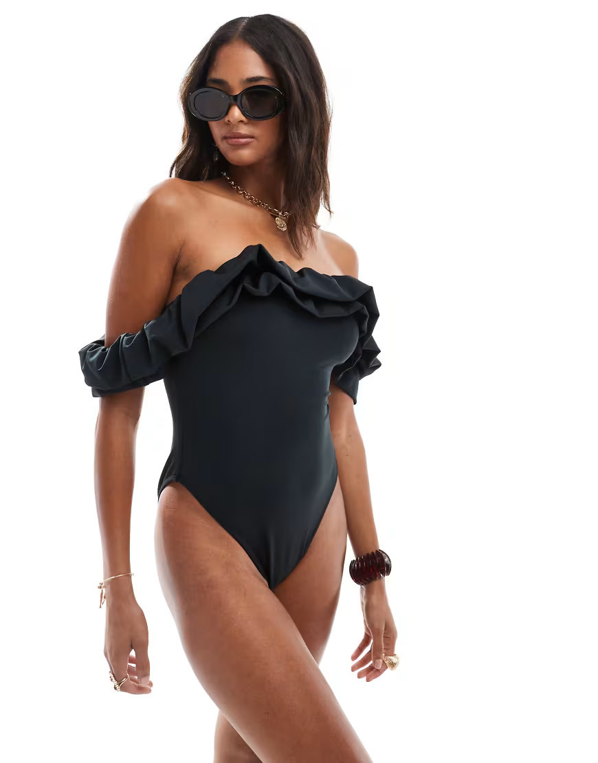 ASOS DESIGN – Olivia – Trägerloser, figurformender Badeanzug in Schwarz mit Rüschen-Neutral | ASOS (Global)