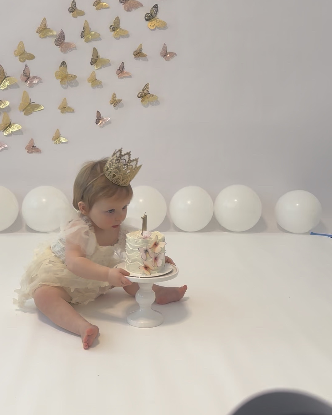 Come behind the scenes from one of the shoots today . 
Adorable one year old doing her cake smash . 

#LTKstorytime #LTKHoliday #LTKdayinmylife