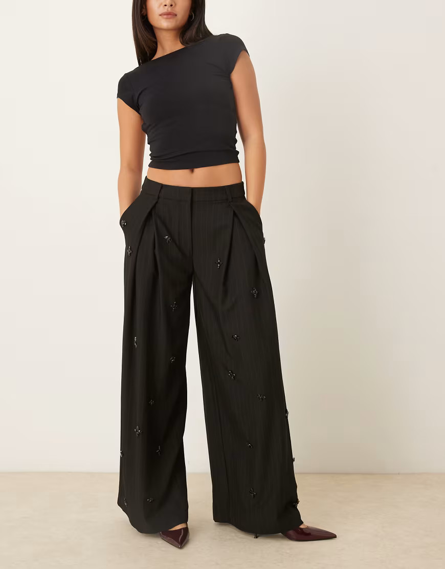 ASOS DESIGN – Elegante Hose in Schwarz mit Verzierung, Nadelstreifen und niedrigem Bund | ASOS (Global)